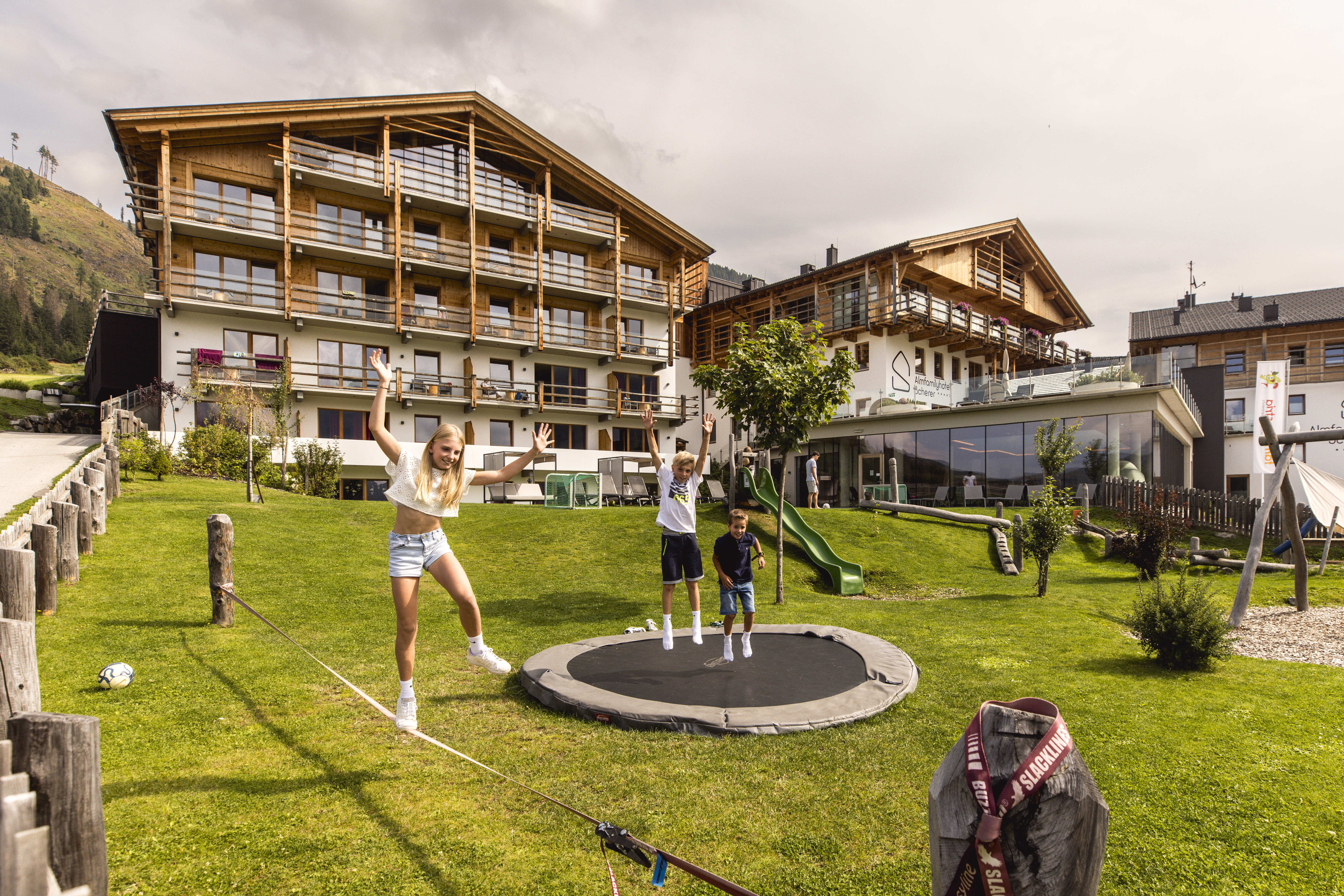 Kinderhotel: Außenspielplatz. Garten. Trampolin. - Almfamilyhotel Scherer****s - Familotel TIROL - Hotel | Umgebung, Spielen | Entdecken