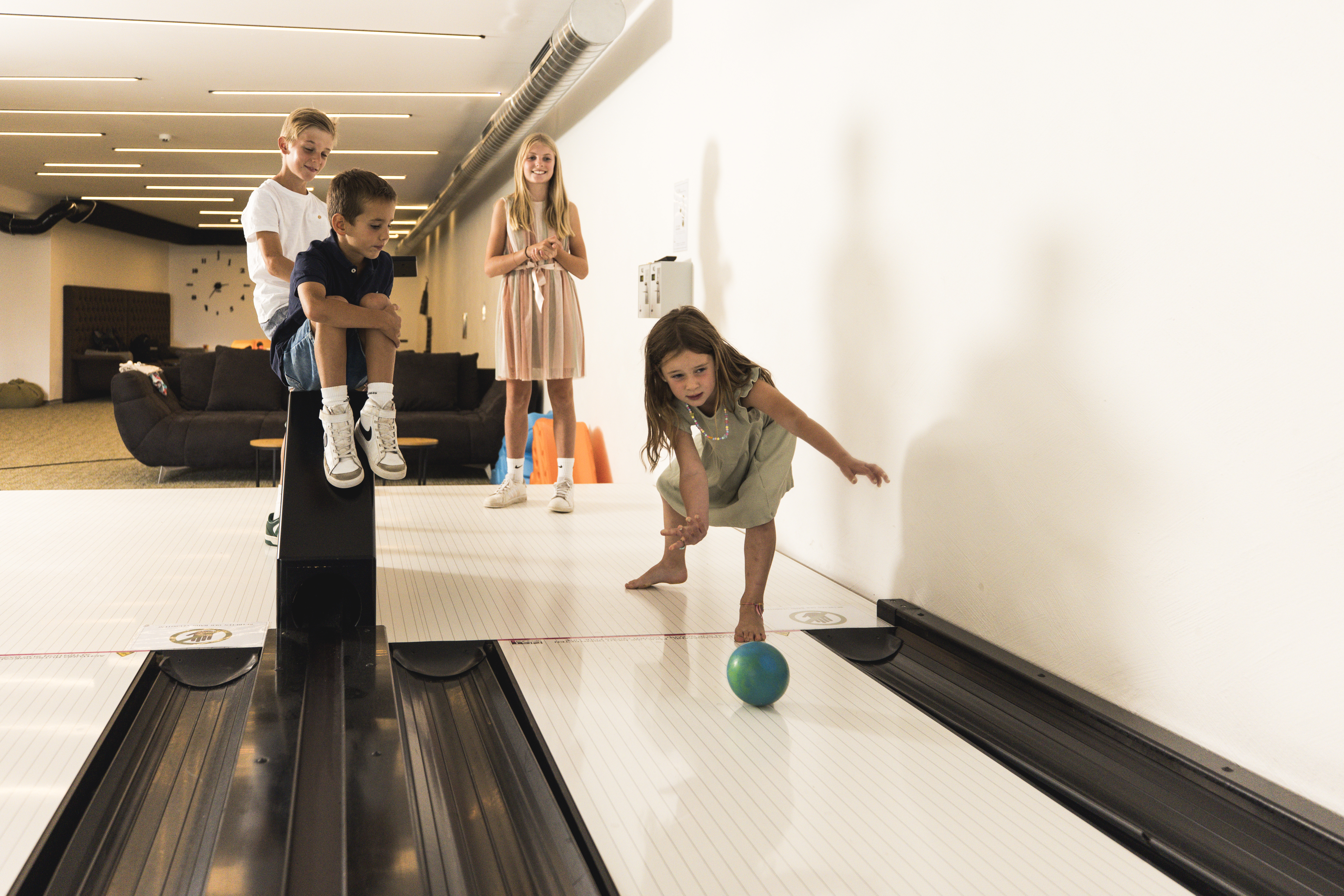 Kinderhotel: Bowlingbahn. Teenslounge.  - Almfamilyhotel Scherer****s - Familotel TIROL - Spielen | Entdecken