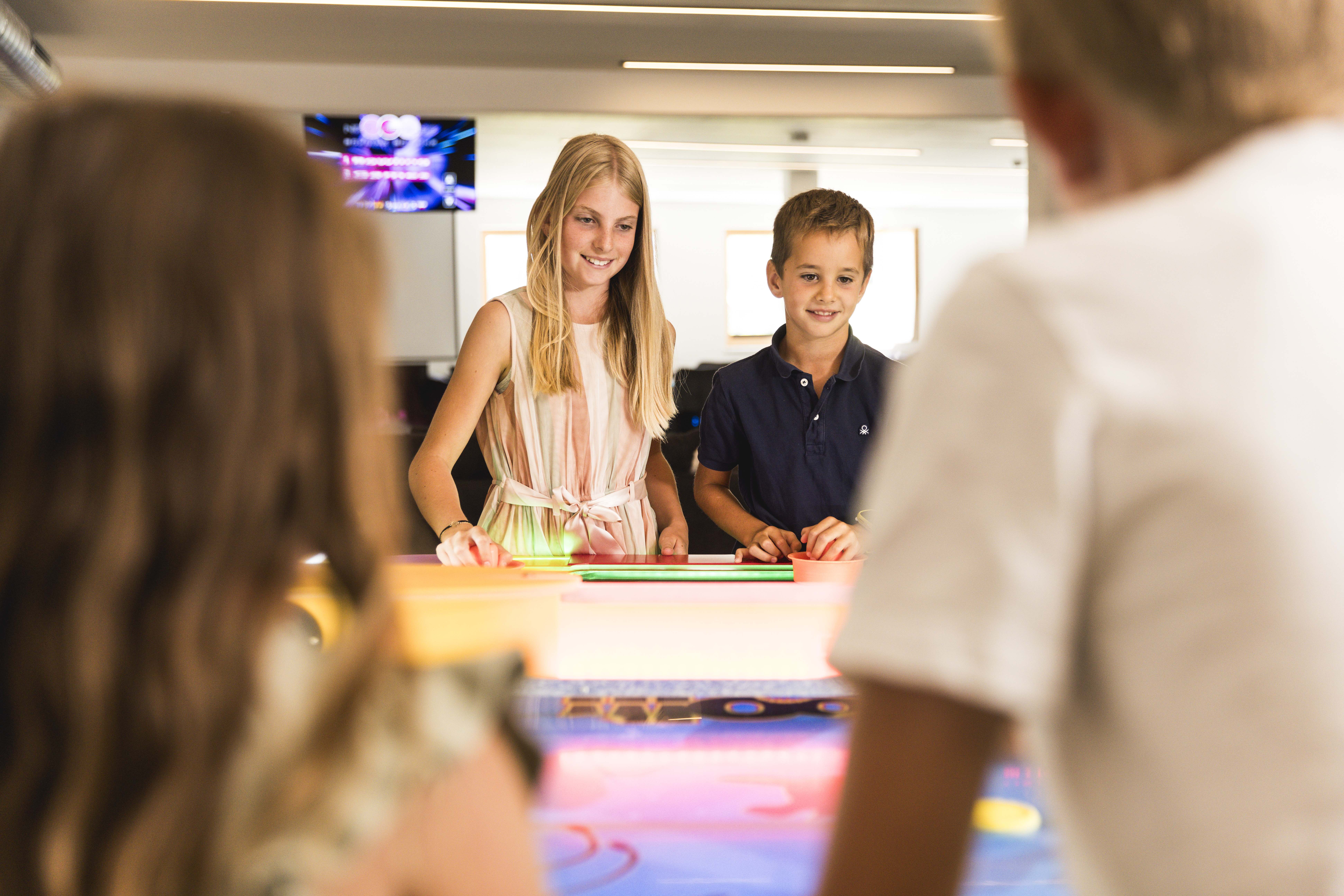 Kinderhotel: Airhockey. Teenslounge. - Almfamilyhotel Scherer****s - Familotel TIROL - Spielen | Entdecken