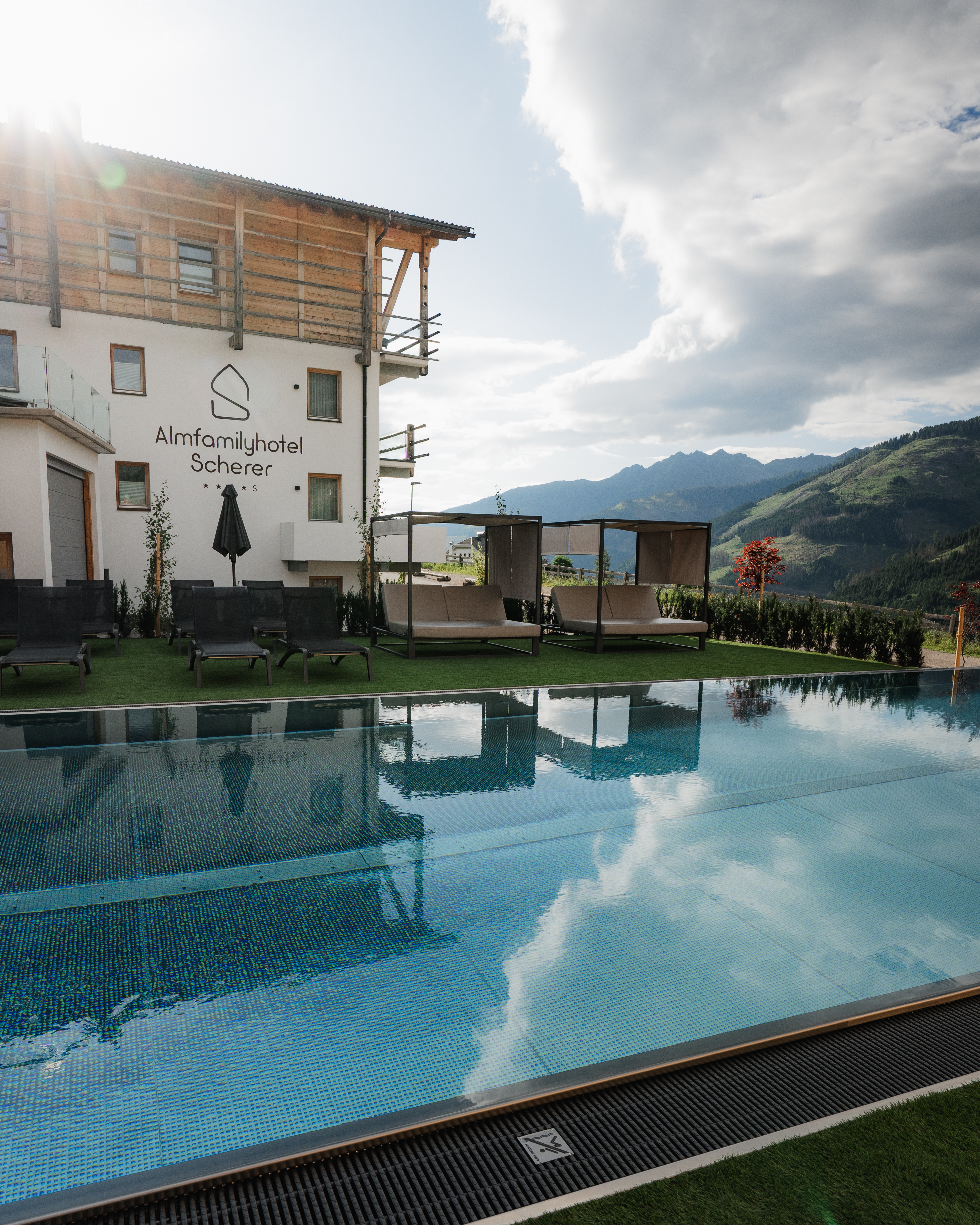 Kinderhotel: Infinitypool - Almfamilyhotel Scherer****s - Familotel TIROL - Wasser | Wellness