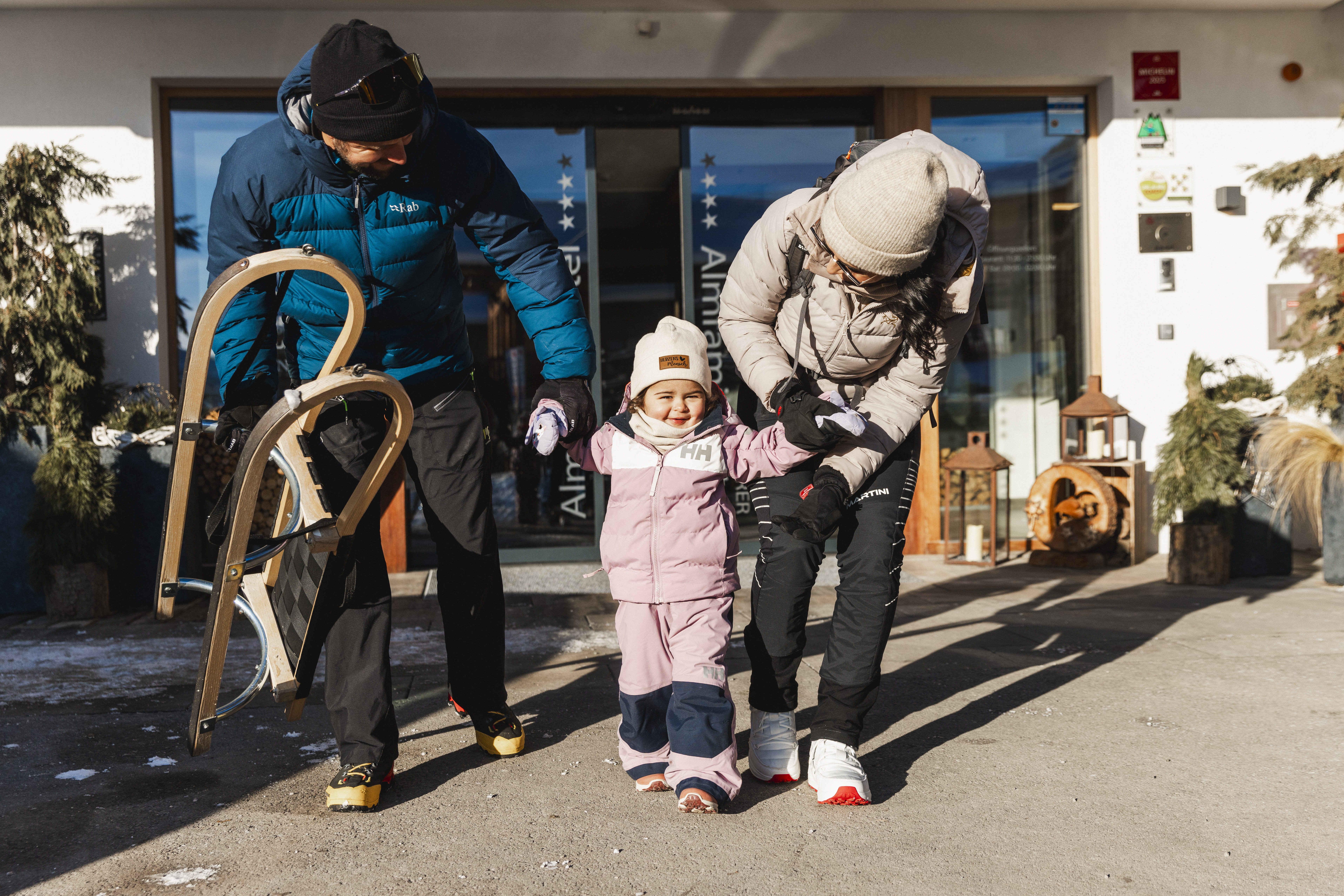 Kinderhotel: Familie auf zum Schlitten Fahren. Winter. - Almfamilyhotel Scherer****s - Familotel TIROL - Hotel | Umgebung, Spielen | Entdecken