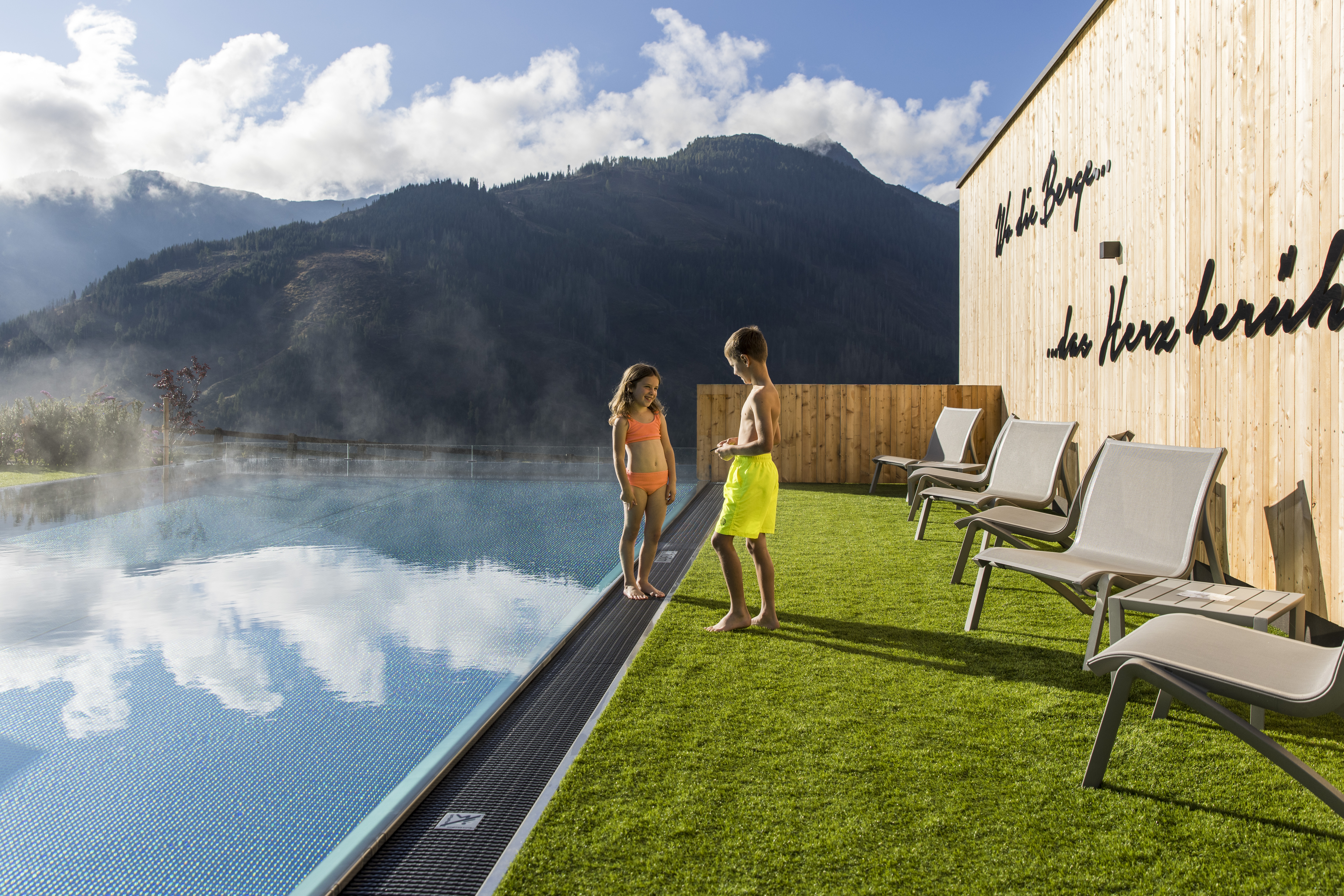 Kinderhotel: Infinitypool. Sommer. Bergblick. Wasserwelt. - Almfamilyhotel Scherer****s - Familotel TIROL - Wasser | Wellness