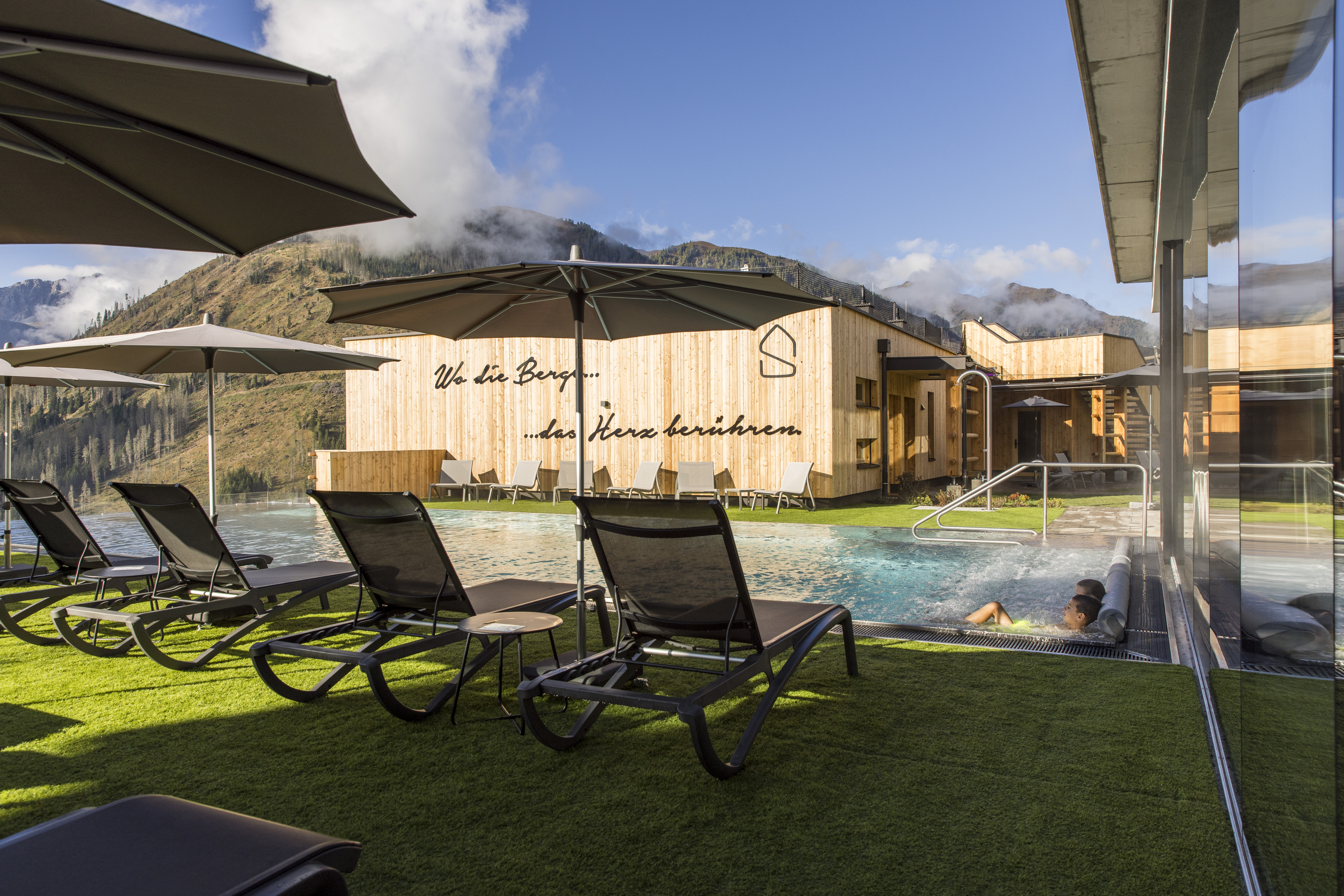 Kinderhotel: Infinitypool. Sommer. Wasserwelt. Bergblick. - Almfamilyhotel Scherer****s - Familotel TIROL - Wasser | Wellness