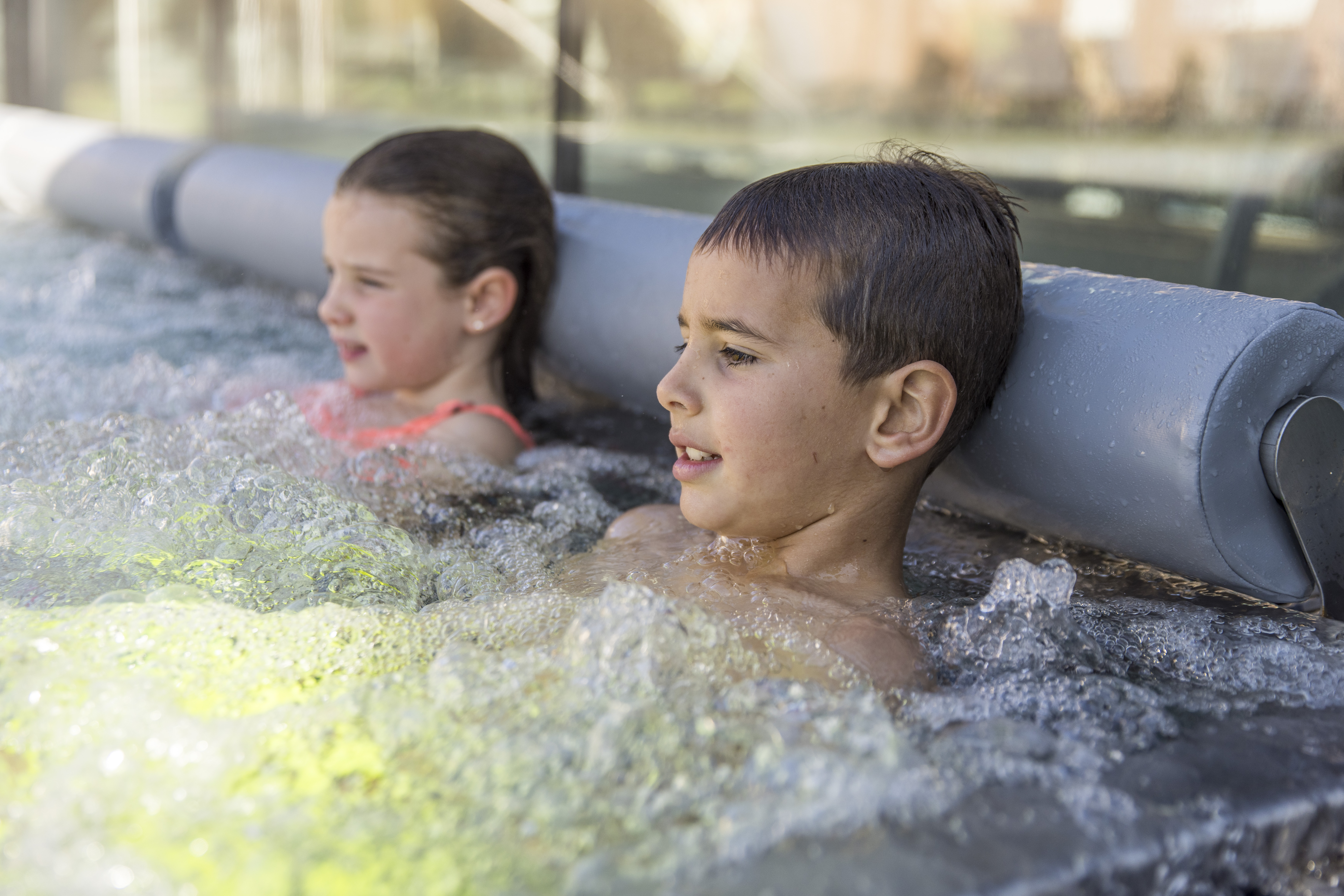 Kinderhotel: Infinitypool. Sommer. Kinder. Wasserwelt. Wellness. - Almfamilyhotel Scherer****s - Familotel TIROL - Wasser | Wellness