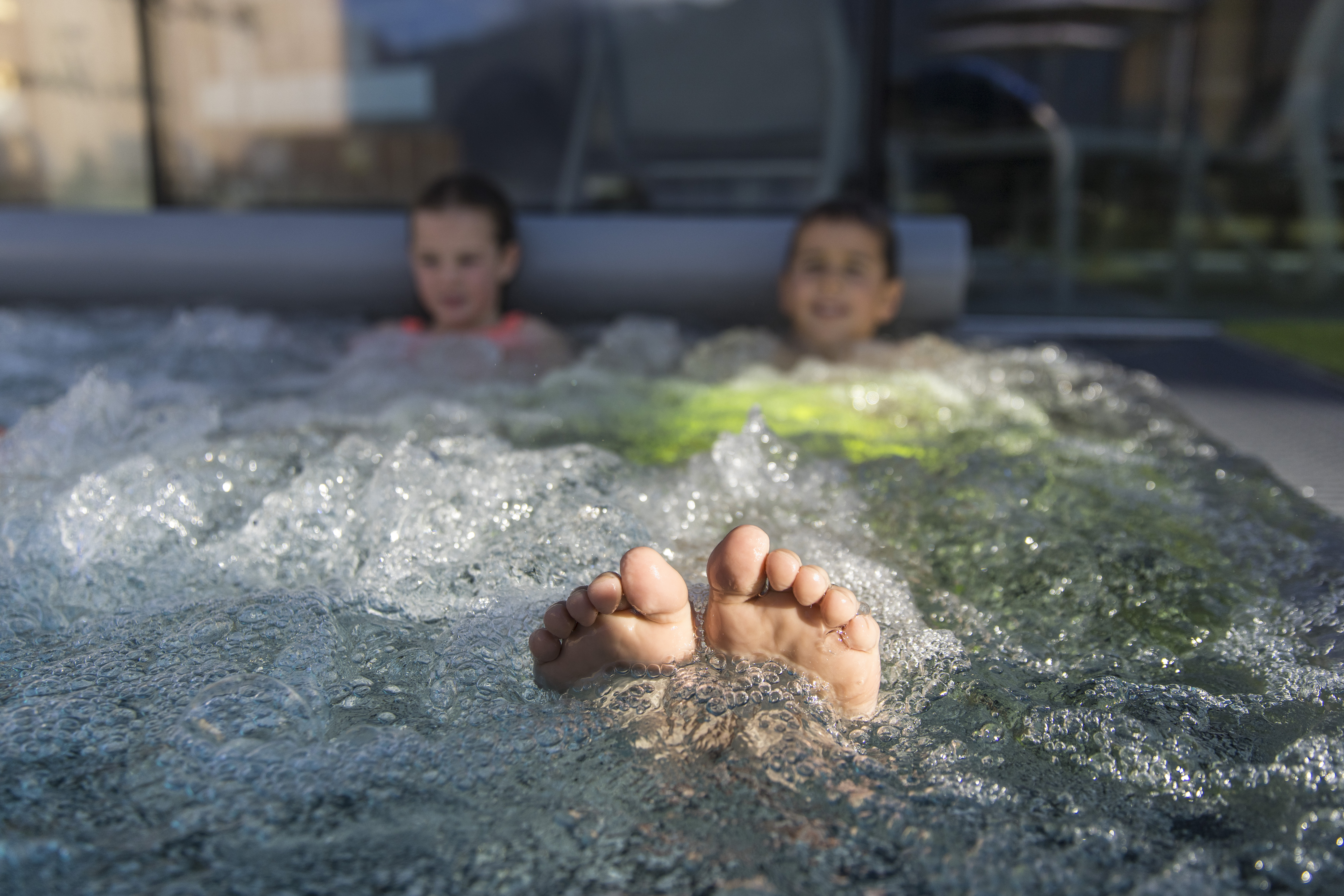 Kinderhotel: Infinitypool. Sommer. Kinder. Wasserwelt. Wellness. Whirlliege. - Almfamilyhotel Scherer****s - Familotel TIROL - Wasser | Wellness