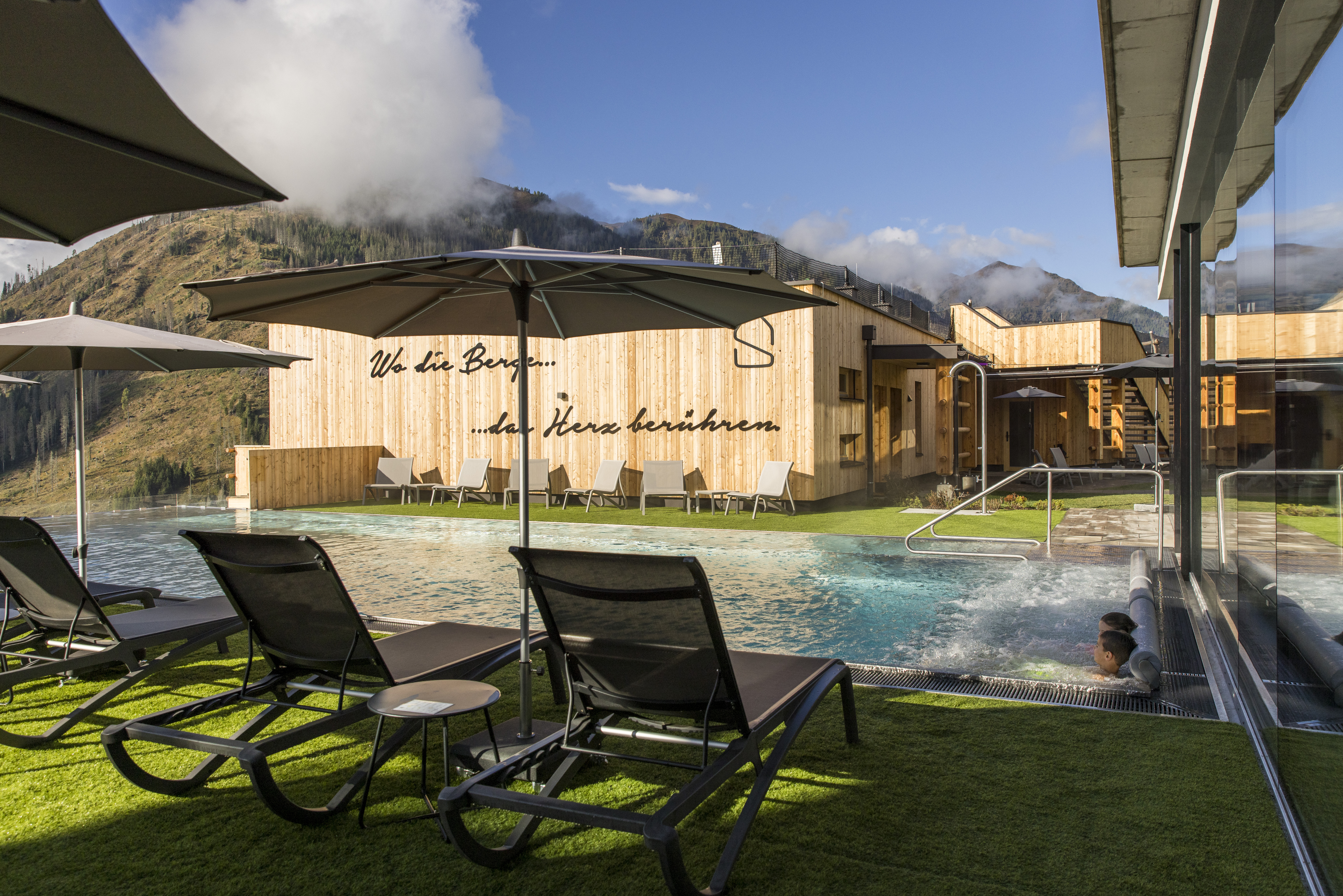 Kinderhotel: Außenpool - Almfamilyhotel Scherer****s - Familotel TIROL - Wasser | Wellness