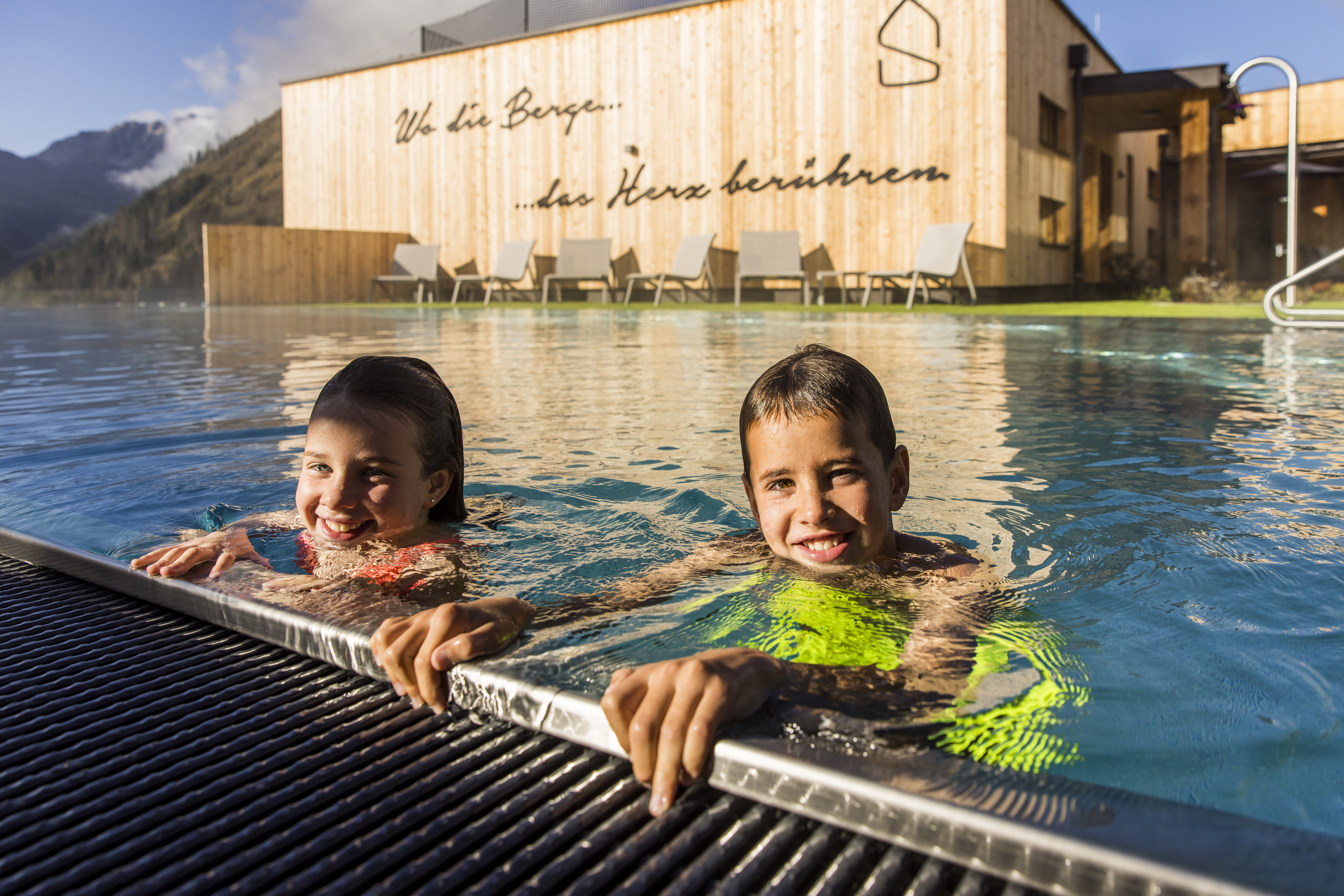 Kinderhotel: Pool. Außenansicht. Berglick. Sommer - Almfamilyhotel Scherer****s - Familotel TIROL - Wasser | Wellness