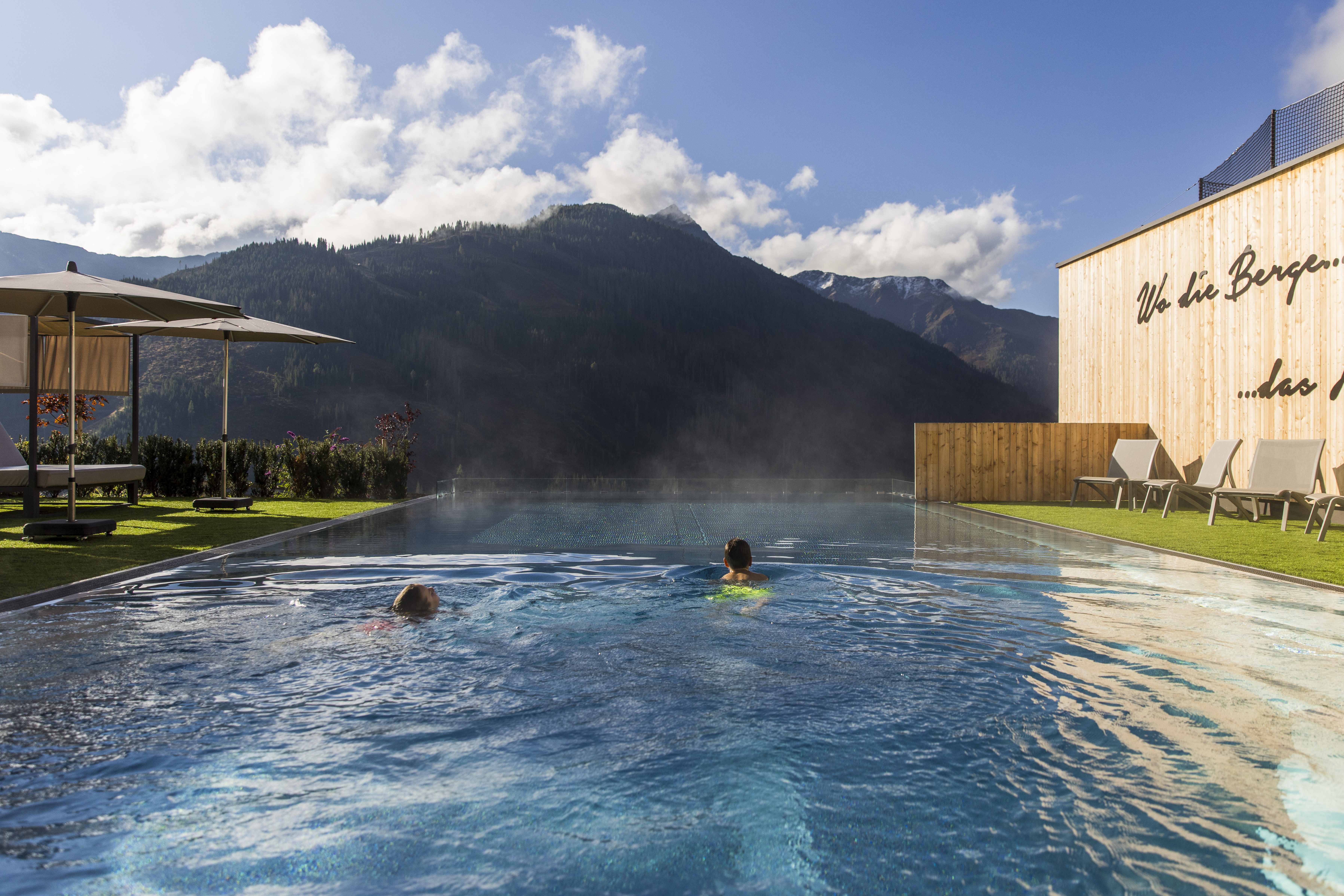 Kinderhotel: Infinitypool. Sommer. Kinder. Wasserwelt. Bergblick. - Almfamilyhotel Scherer****s - Familotel TIROL - Wasser | Wellness