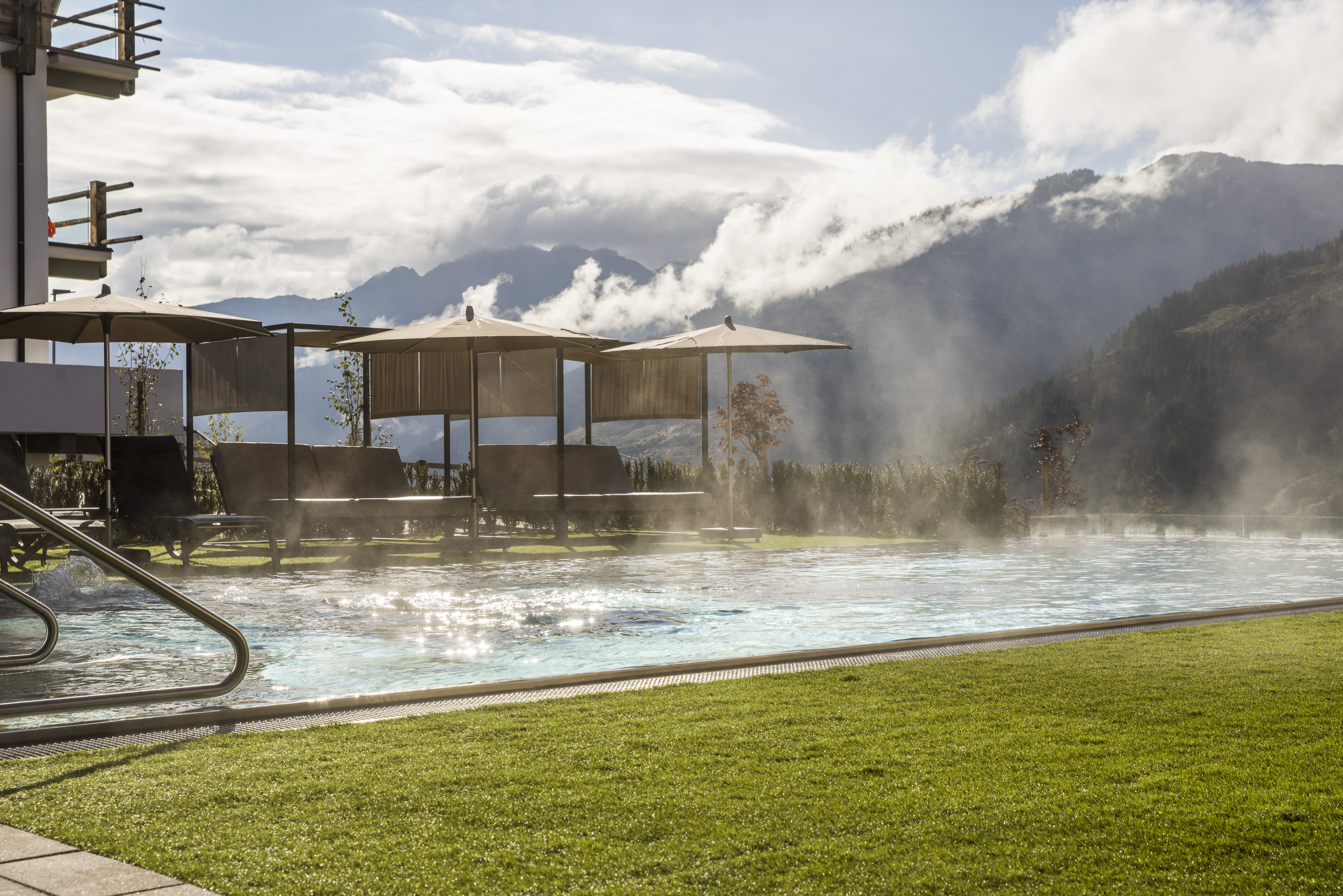 Kinderhotel: Außenpool. Sommer. Bergblick. Aussicht. - Almfamilyhotel Scherer****s - Familotel TIROL - Wasser | Wellness