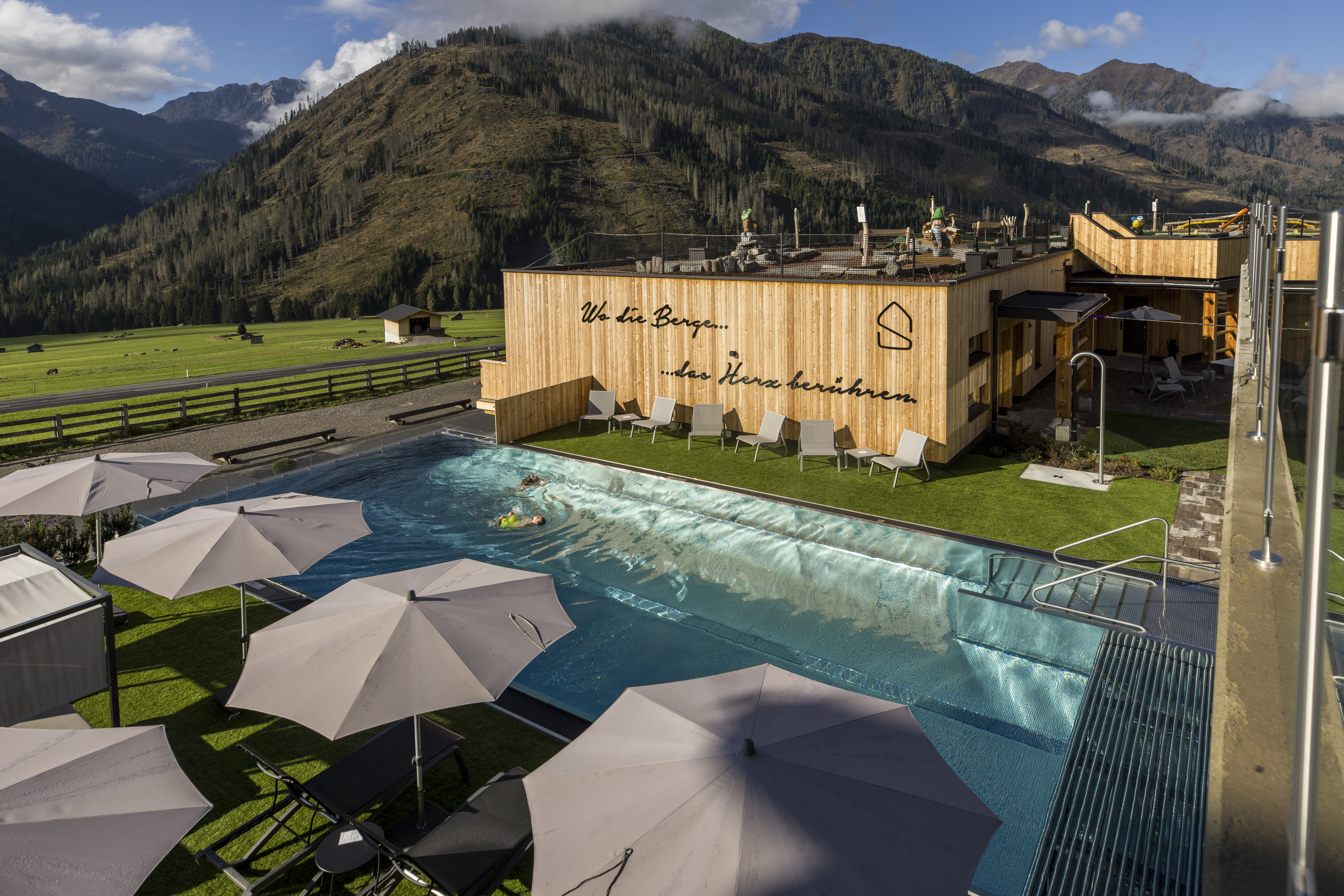 Kinderhotel: Infinitypool. Sommer. Kinder. Wasserwelt. Bergblick. - Almfamilyhotel Scherer****s - Familotel TIROL - Wasser | Wellness