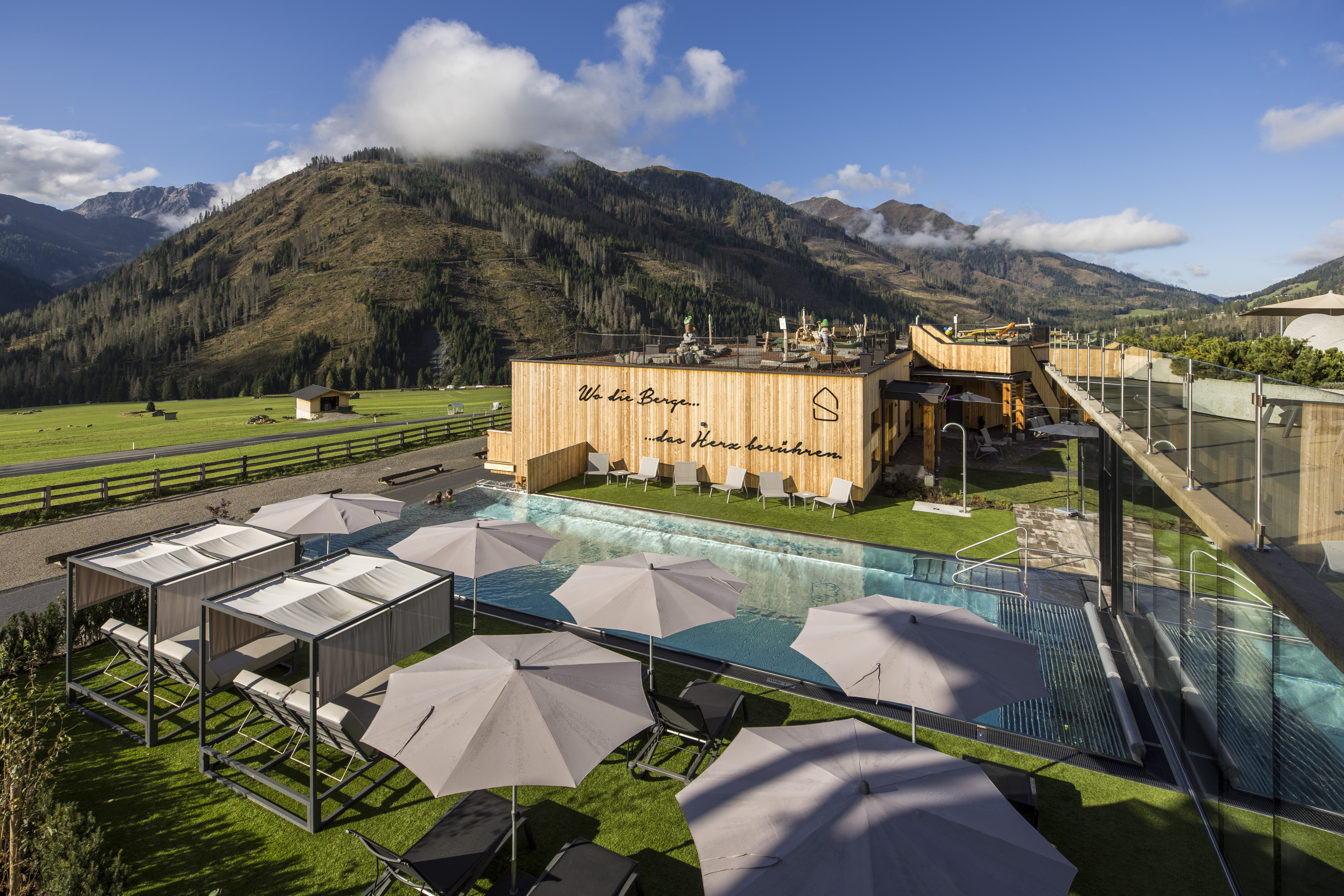 Kinderhotel: Infinitypool. Sommer. Kinder. Wasserwelt. Bergblick. - Almfamilyhotel Scherer****s - Familotel TIROL - Wasser | Wellness