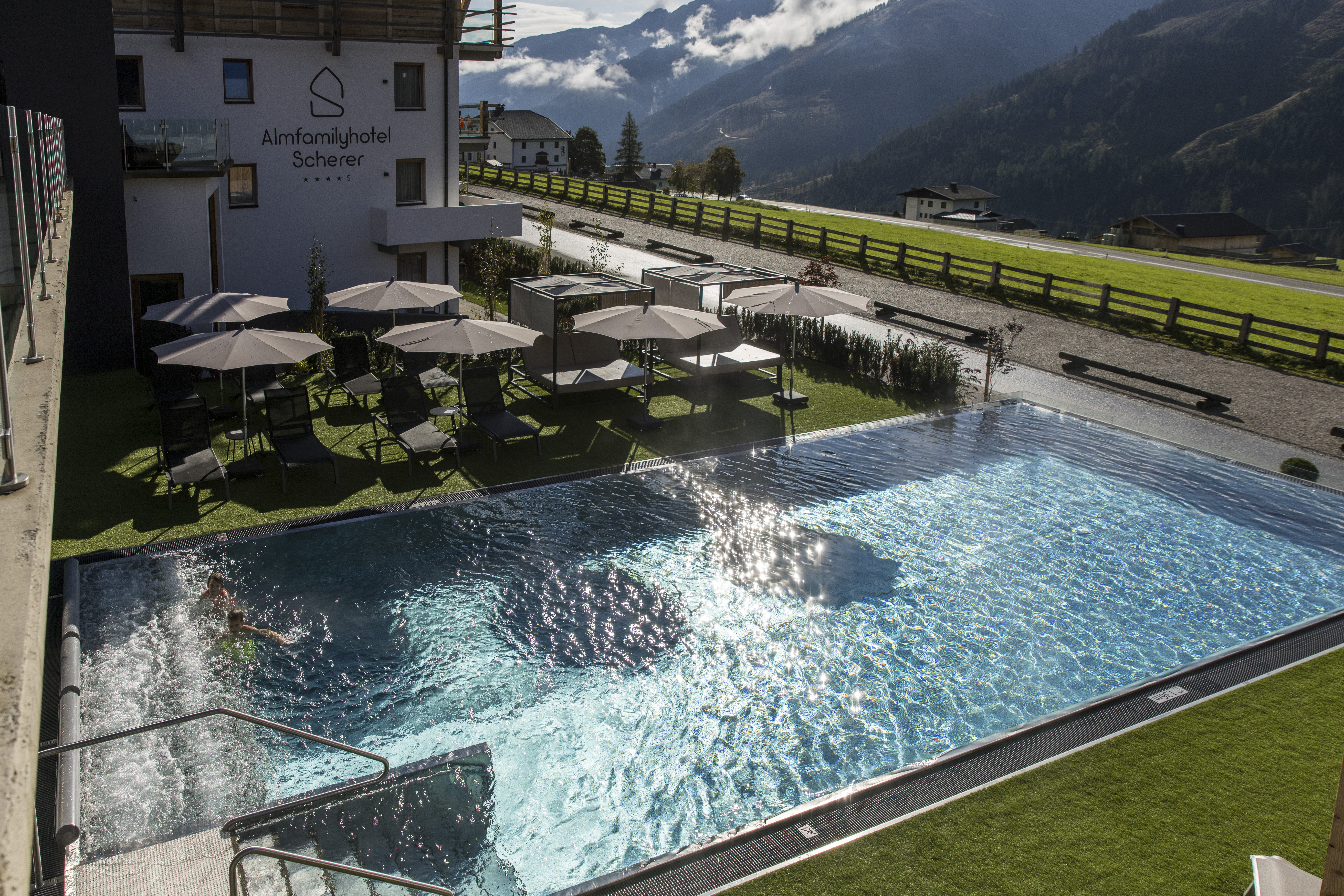 Kinderhotel: Pool - Almfamilyhotel Scherer****s - Familotel TIROL - Wasser | Wellness