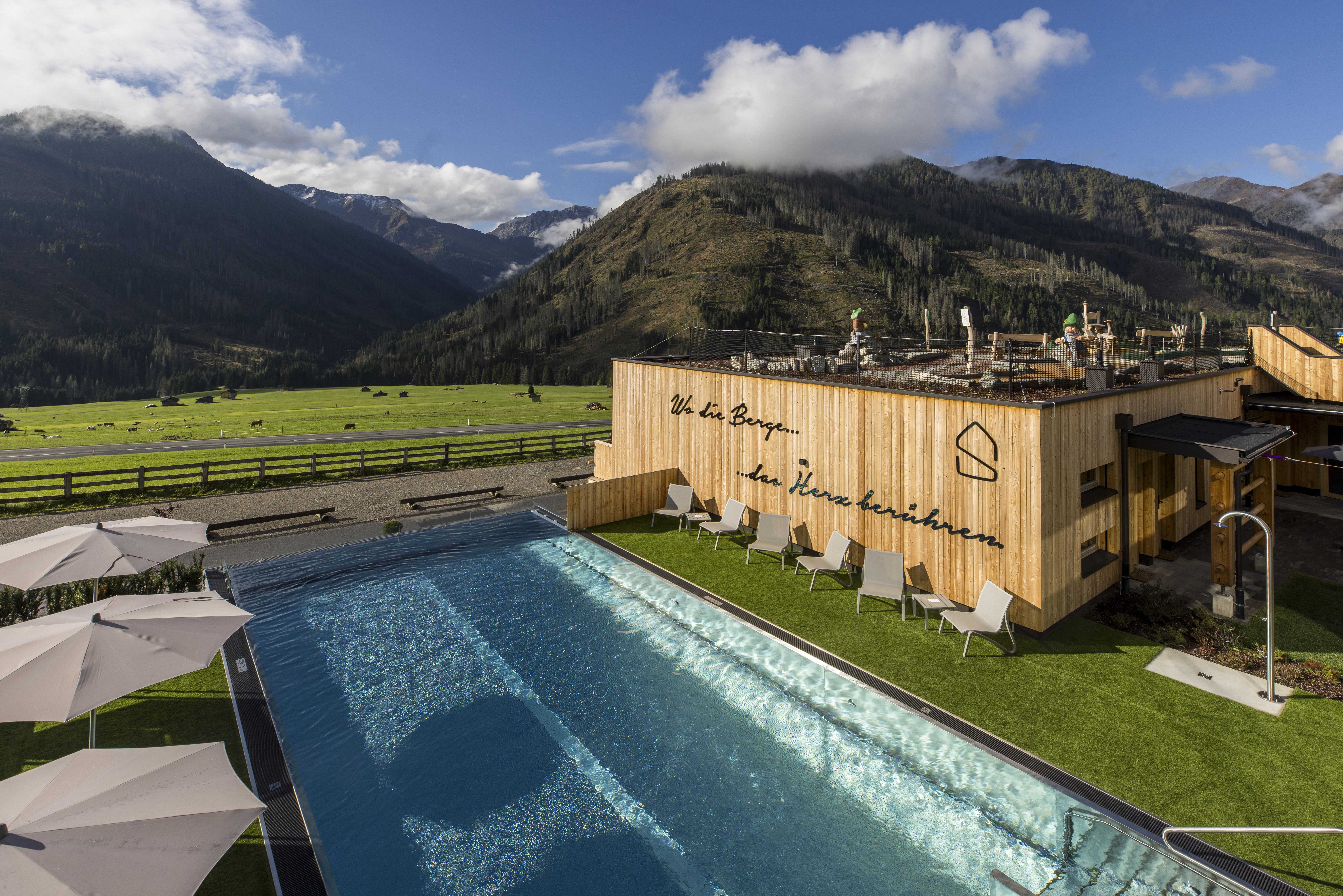 Kinderhotel: Aussicht. Ausblick. Sommer - Almfamilyhotel Scherer****s - Familotel TIROL - Wasser | Wellness