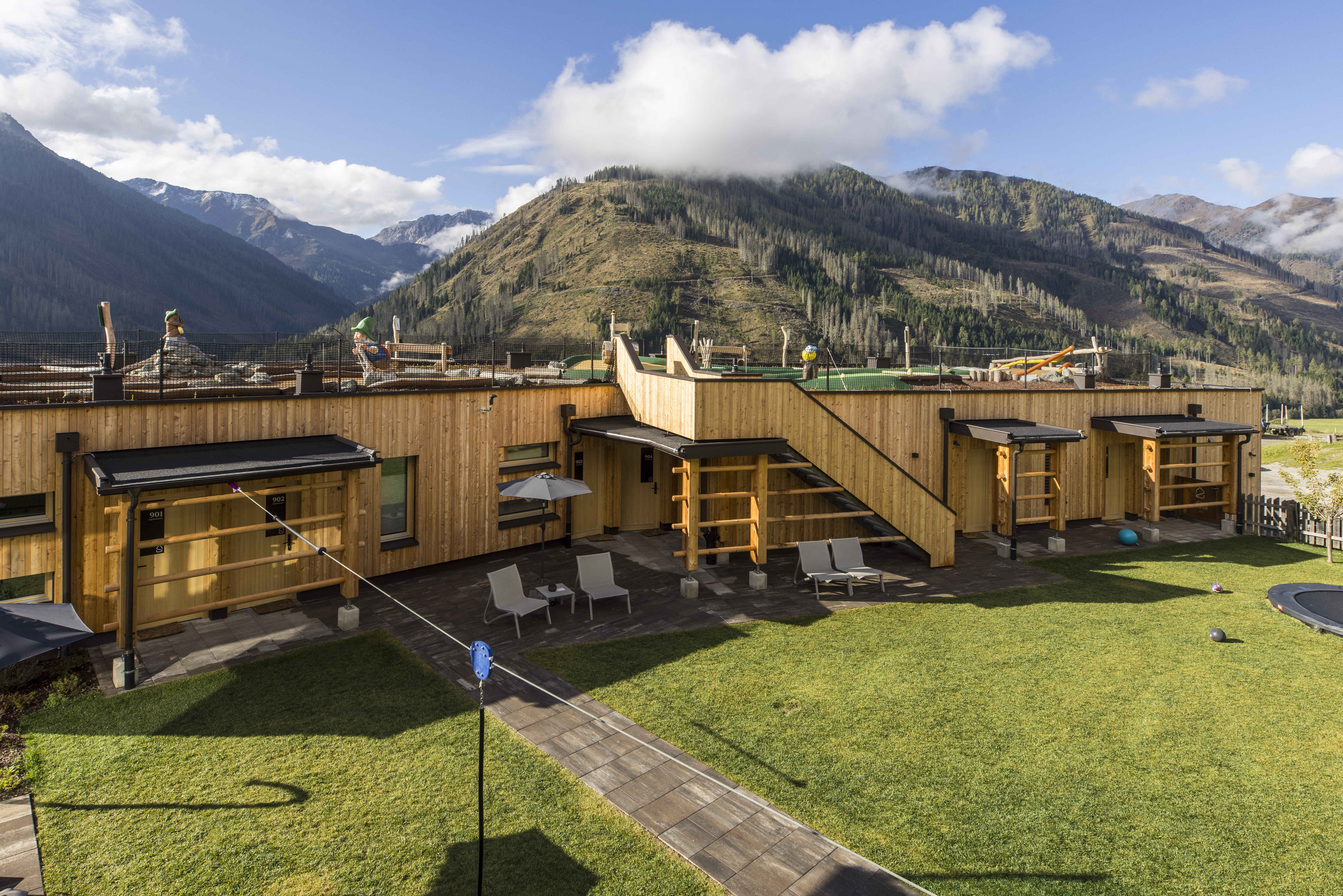Kinderhotel: Garten. Spielplatz. Minigolf - Almfamilyhotel Scherer****s - Familotel TIROL - Wasser | Wellness