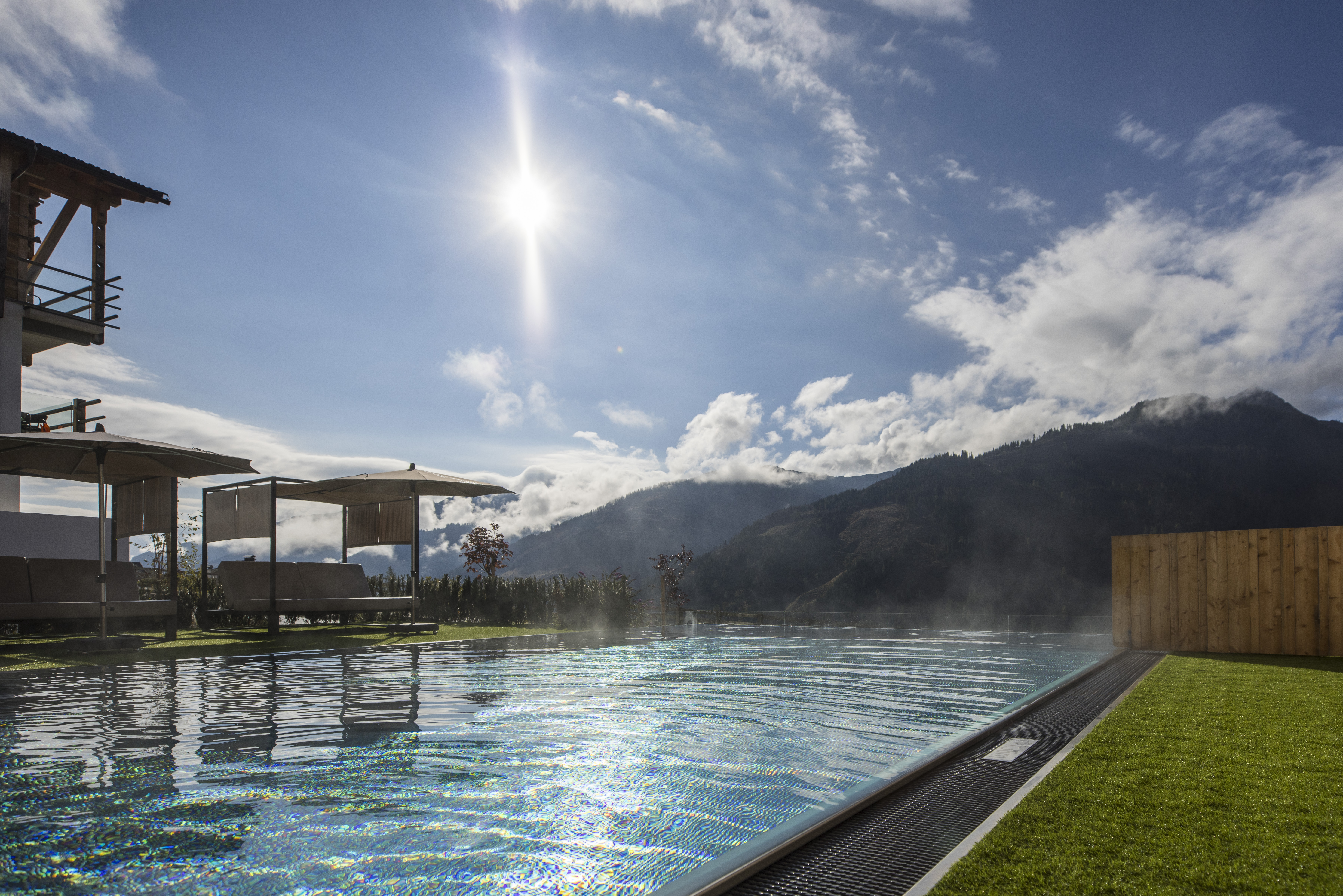 Kinderhotel: Pool. Sommer. Ausblick - Almfamilyhotel Scherer****s - Familotel TIROL - Wasser | Wellness