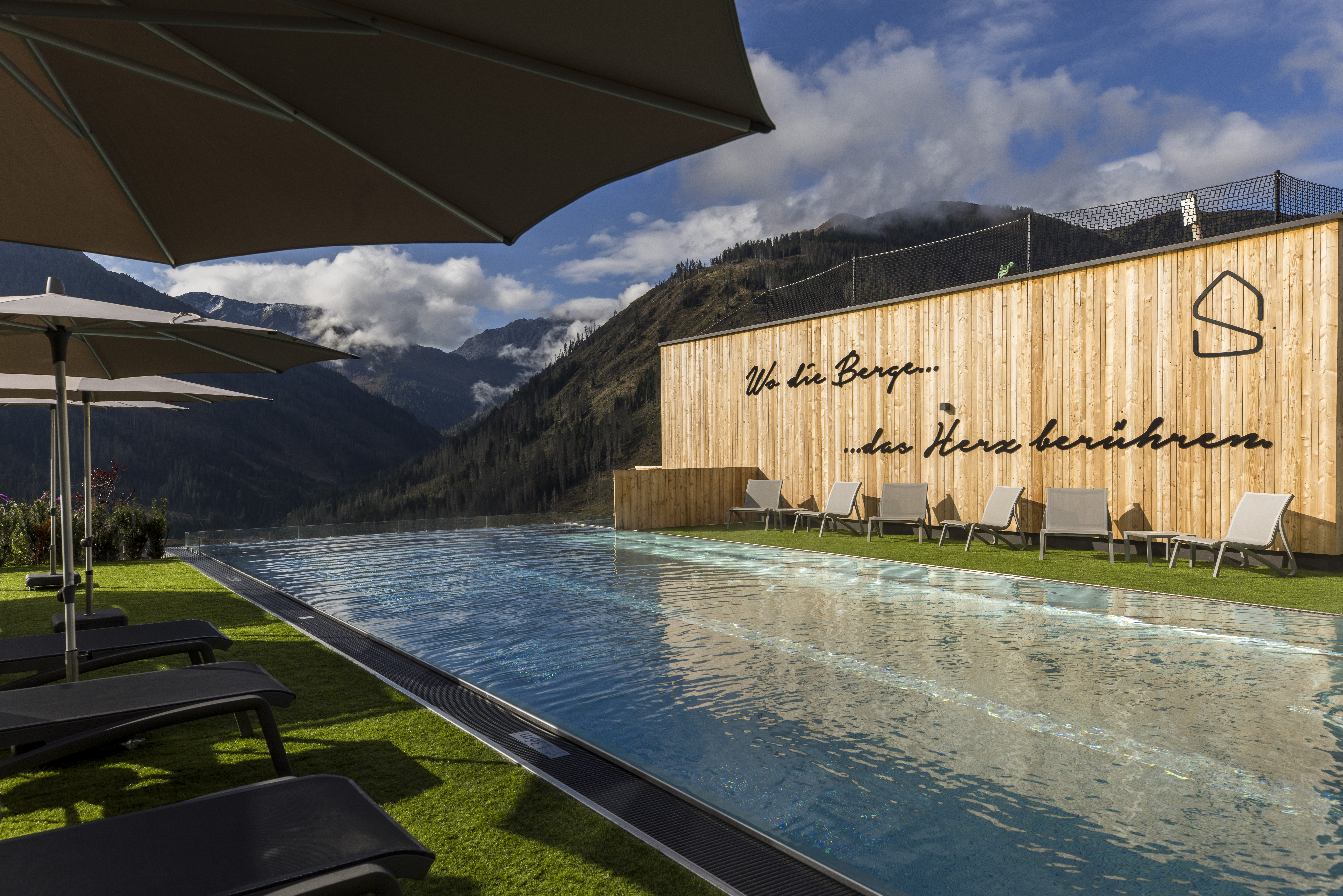 Kinderhotel: Pool. Sommer. Ausblick - Almfamilyhotel Scherer****s - Familotel TIROL - Wasser | Wellness