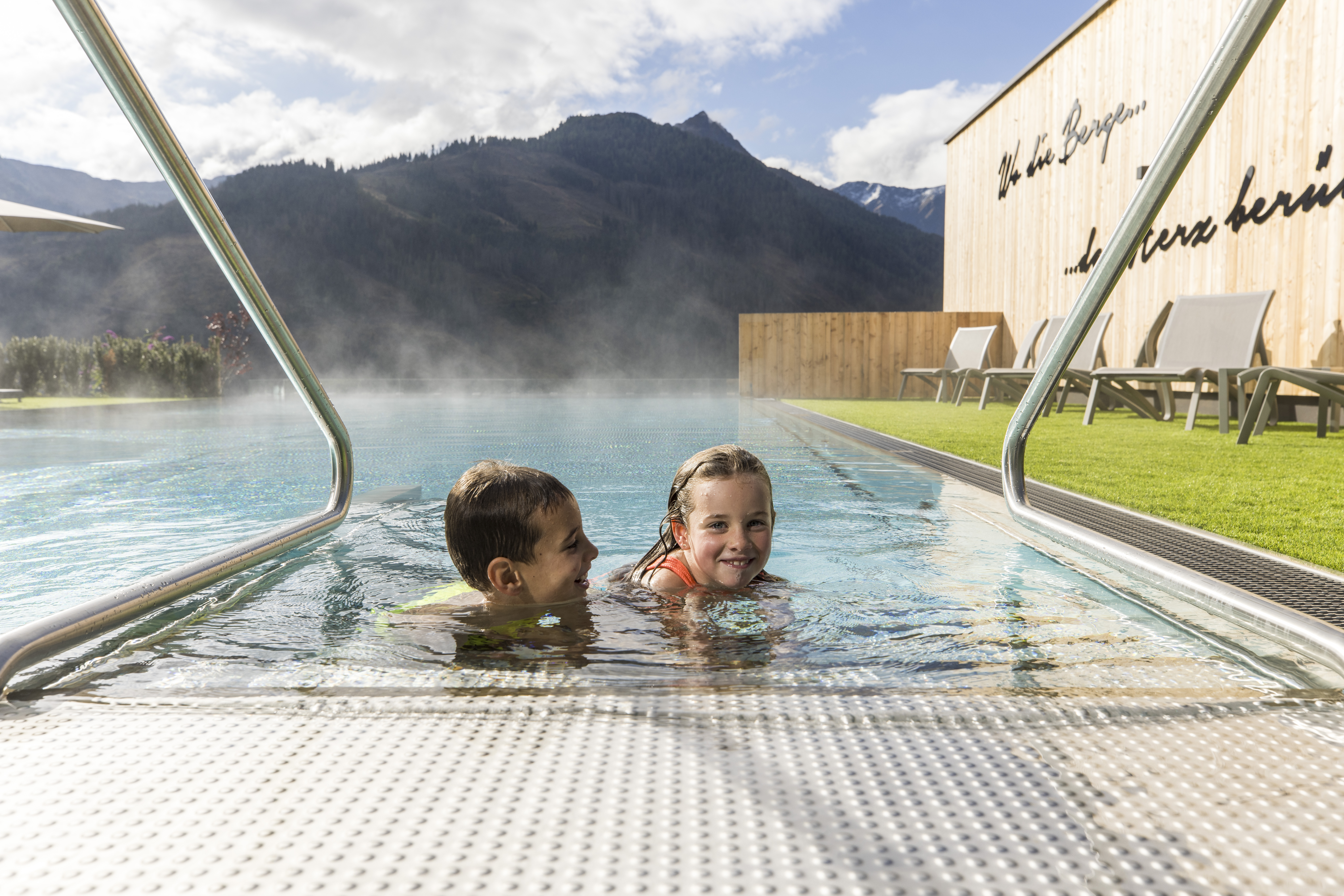 Kinderhotel: Infinitypool. Sommer. Bergblick - Almfamilyhotel Scherer****s - Familotel TIROL - Wasser | Wellness