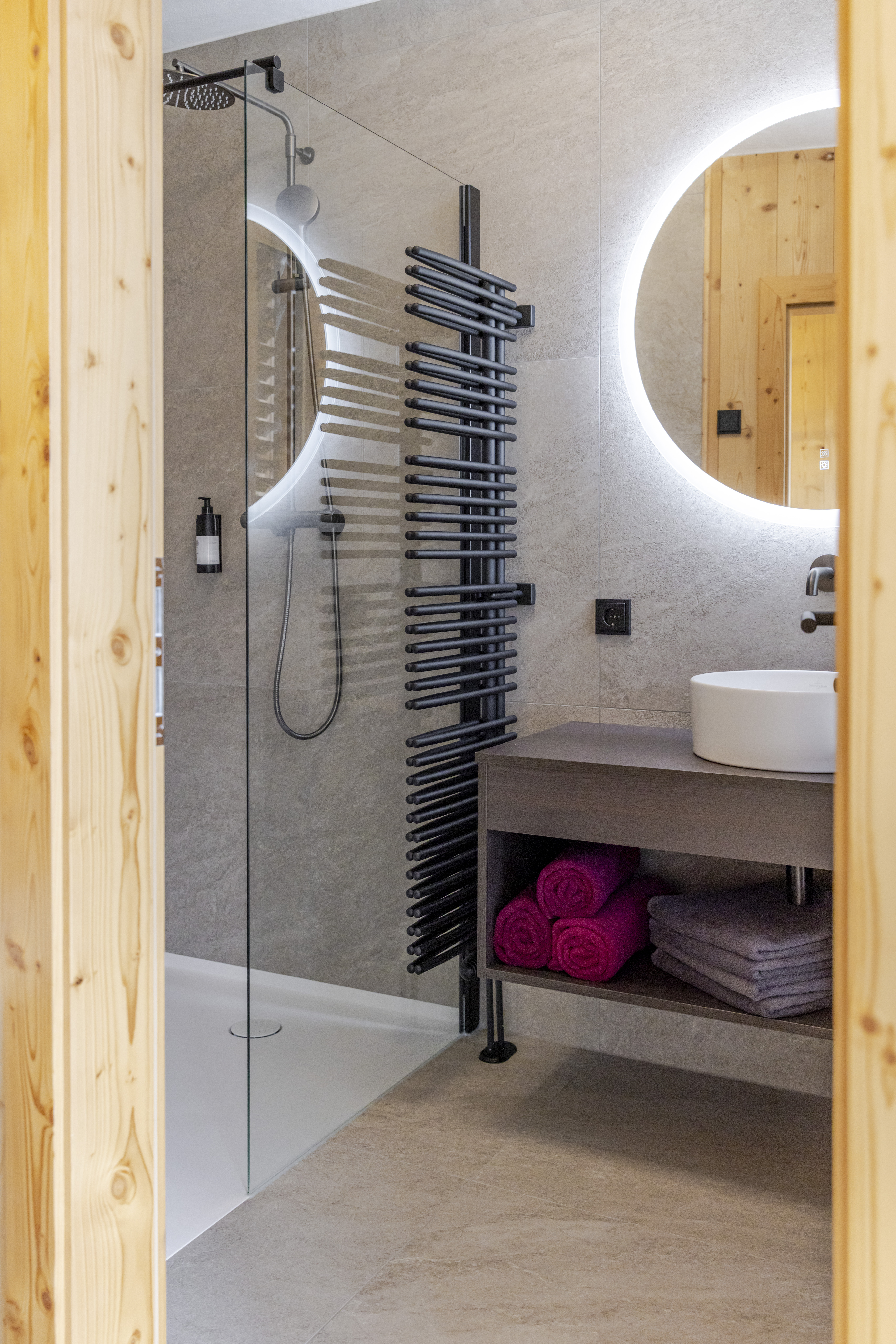 Kinderhotel: Badezimmer. Gartensuite - Almfamilyhotel Scherer****s - Familotel TIROL - Wohnen | Schlafen