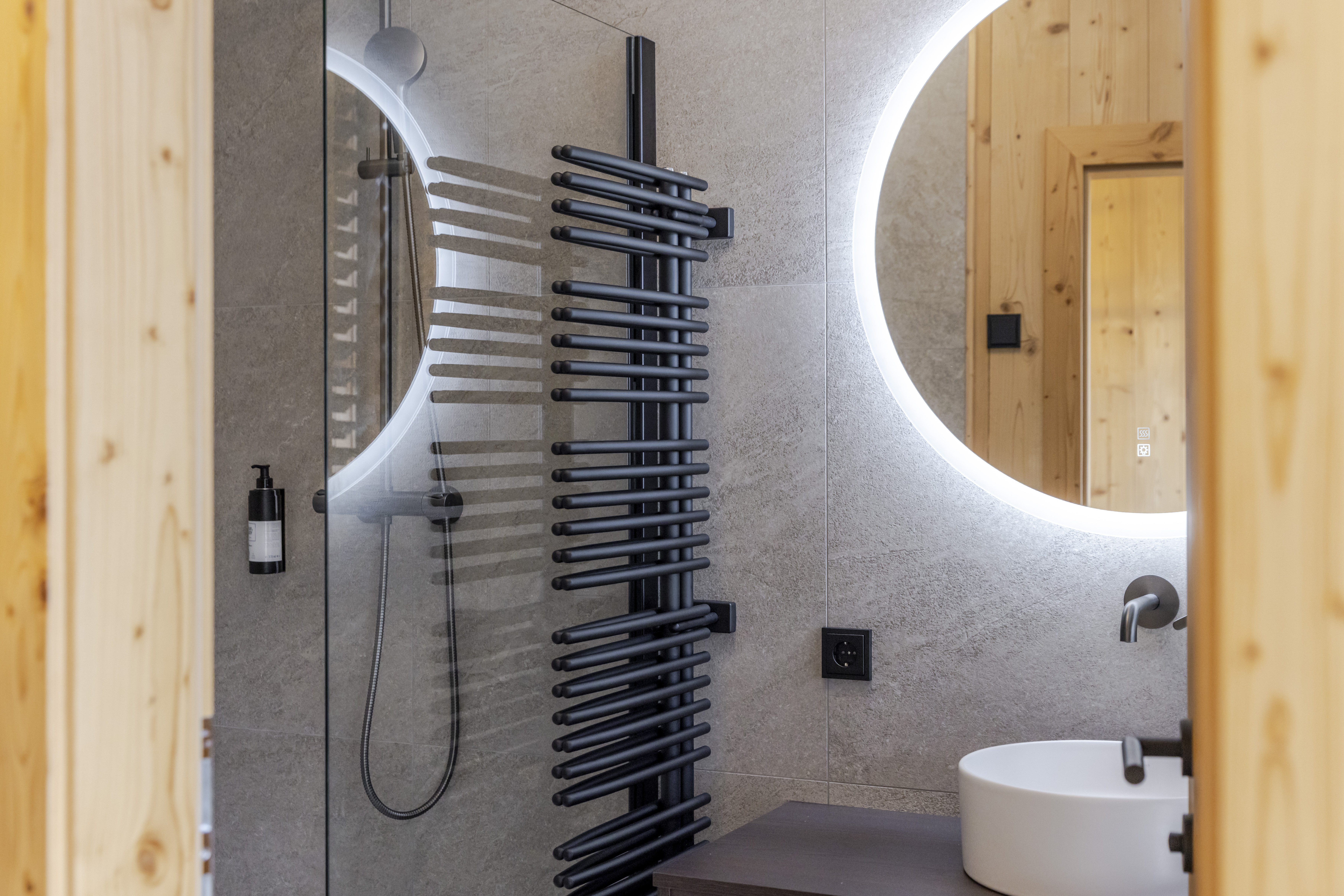 Kinderhotel: Badezimmer Gartensuite - Almfamilyhotel Scherer****s - Familotel TIROL - Wohnen | Schlafen