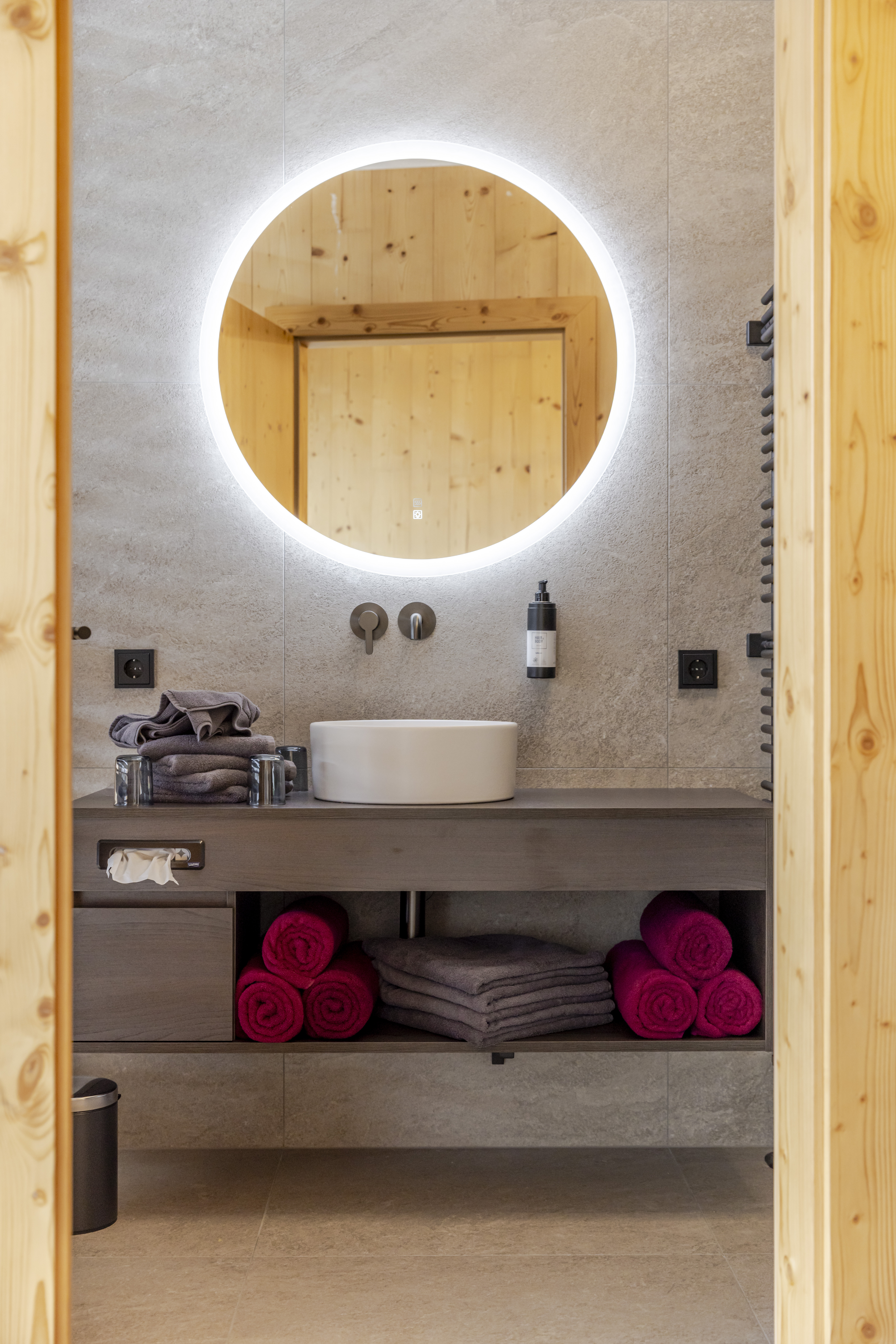 Kinderhotel: Badezimmer. Gartensuite - Almfamilyhotel Scherer****s - Familotel TIROL - Wohnen | Schlafen