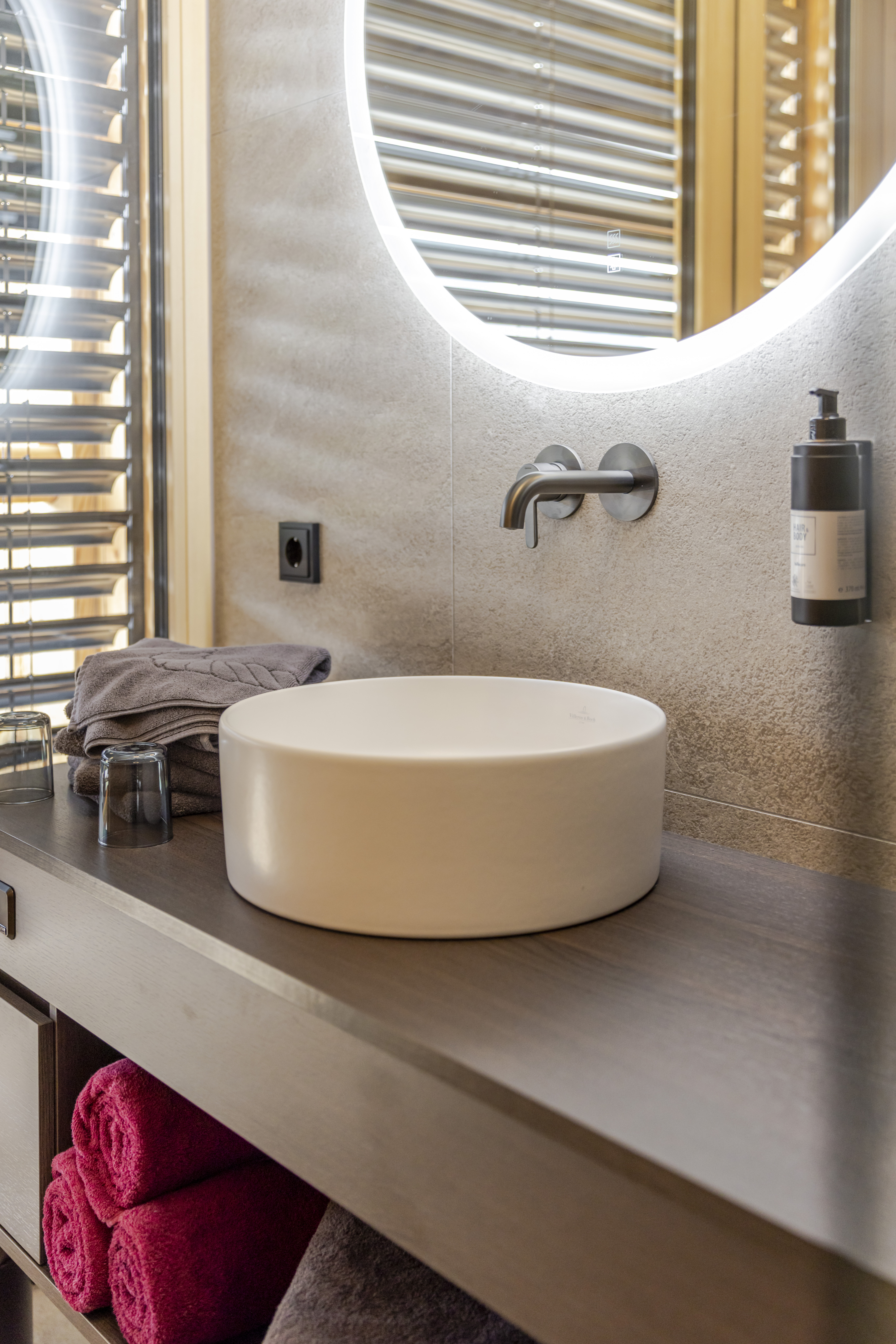 Kinderhotel: Gartensuite. Badezimmer. - Almfamilyhotel Scherer****s - Familotel TIROL - Wohnen | Schlafen