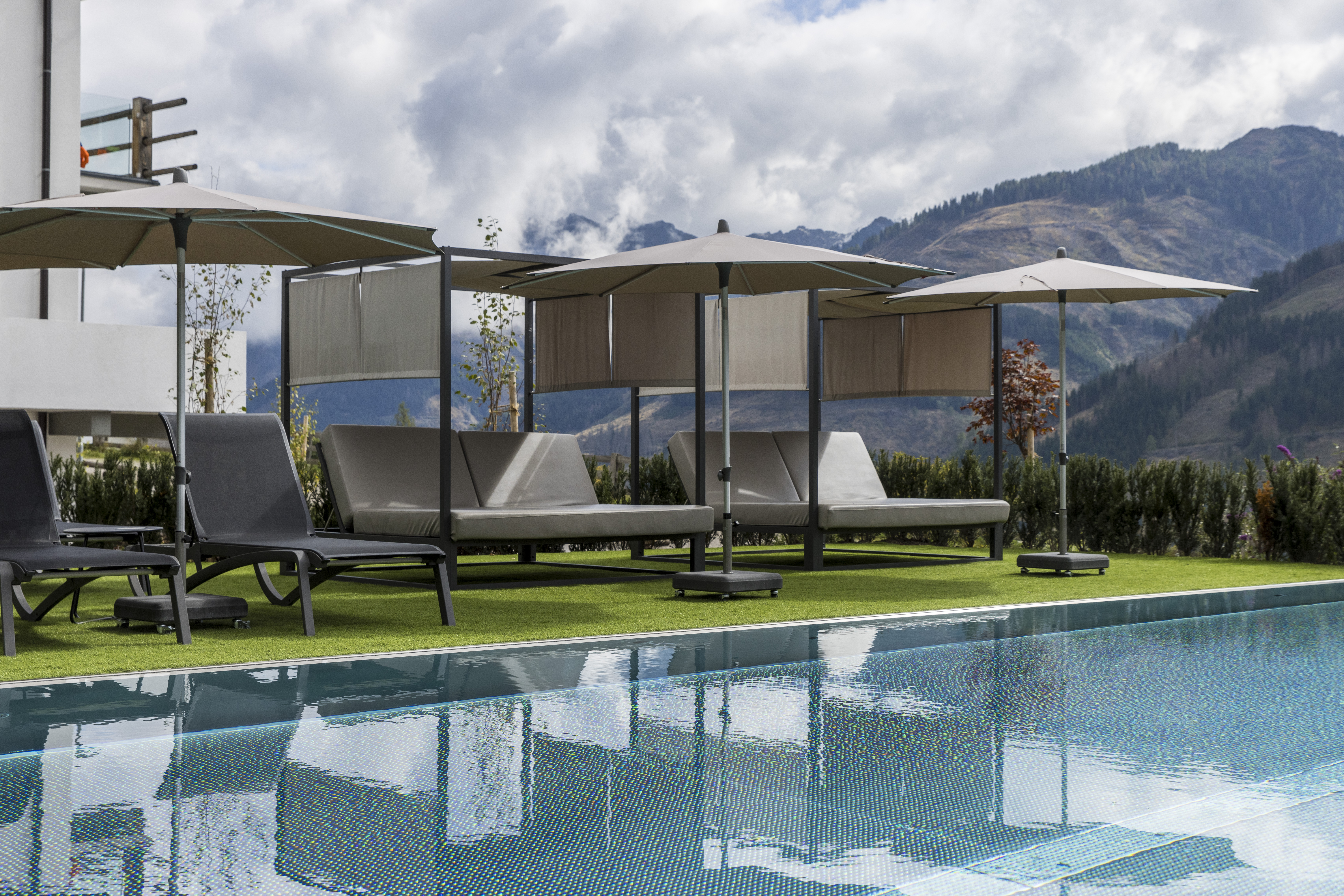 Kinderhotel: Liegewiese - Almfamilyhotel Scherer****s - Familotel TIROL - Wasser | Wellness