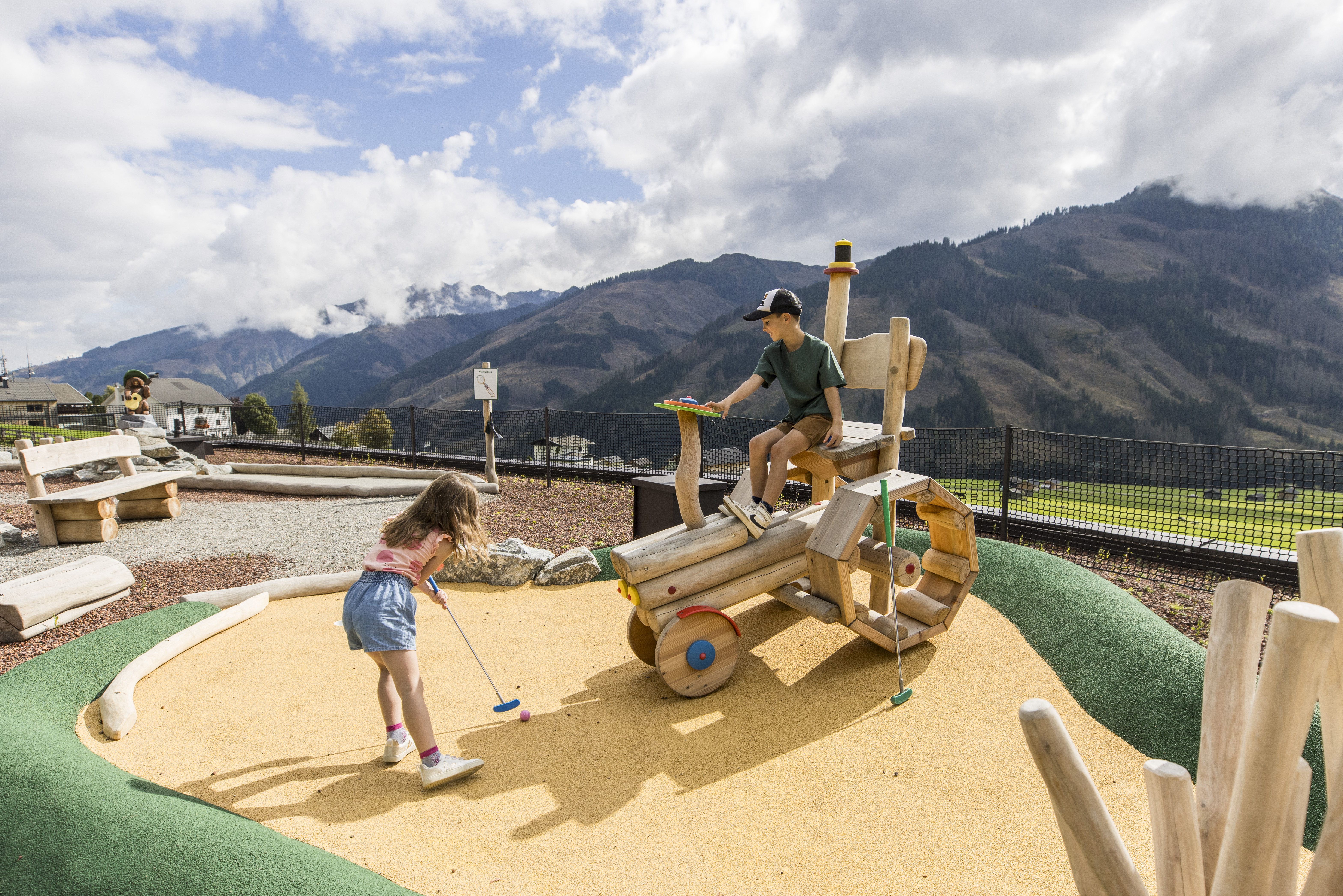 Kinderhotel: Minigolf - Almfamilyhotel Scherer****s - Familotel TIROL - Spielen | Entdecken