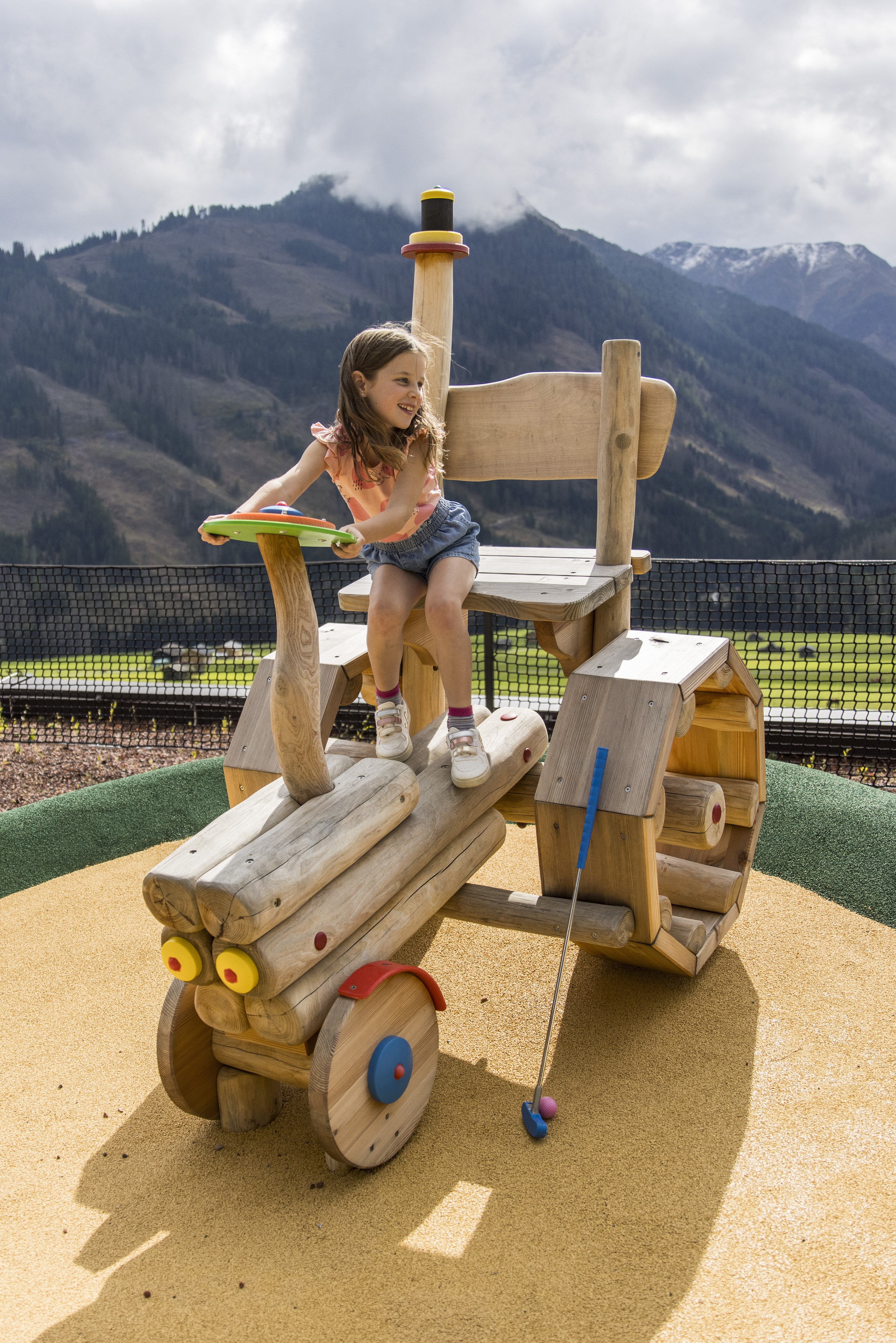 Kinderhotel: Minigolf. Outdoor. Familienangebot.  Sommer. - Almfamilyhotel Scherer****s - Familotel TIROL - Spielen | Entdecken