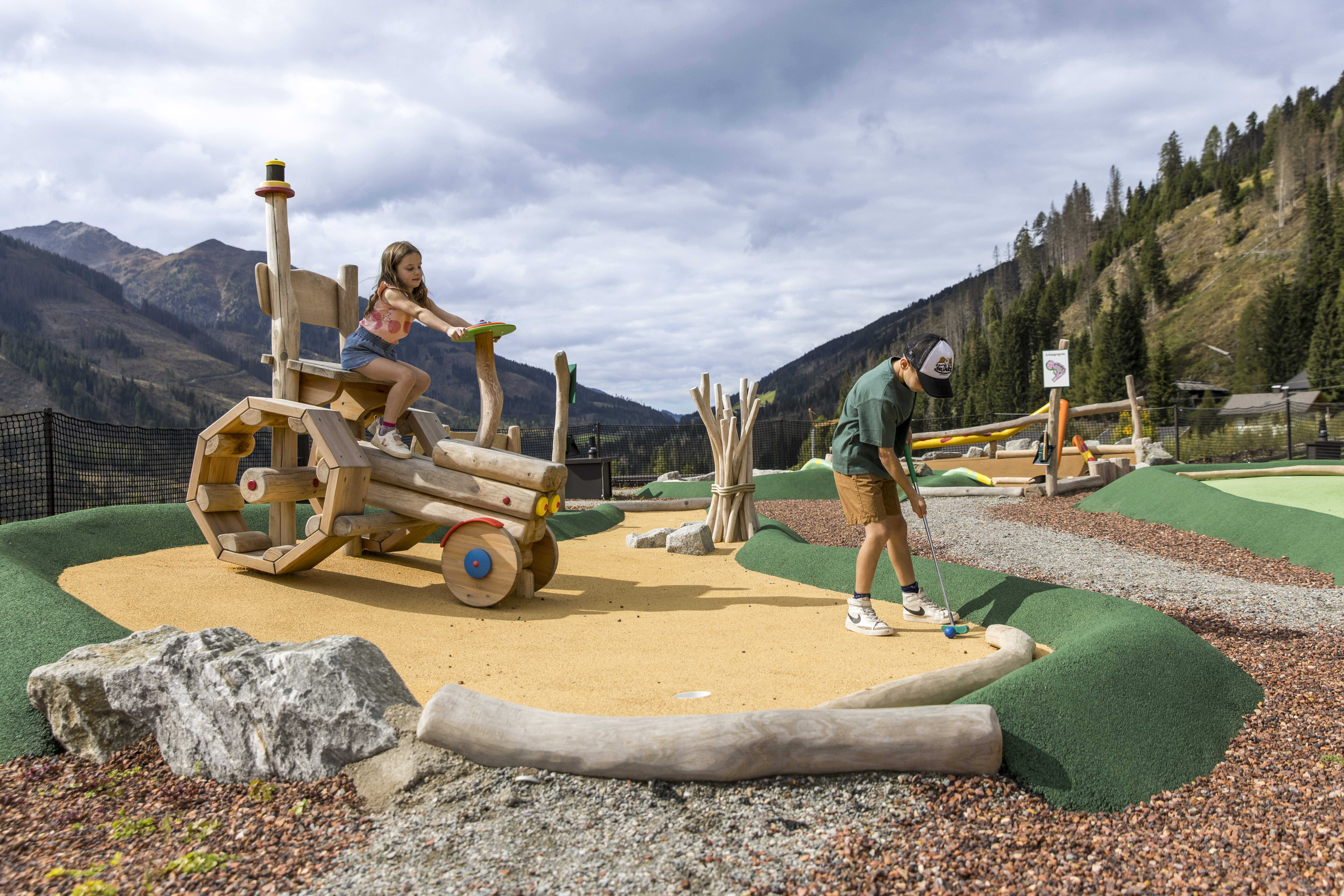 Kinderhotel: Minigolf - Almfamilyhotel Scherer****s - Familotel TIROL - Spielen | Entdecken