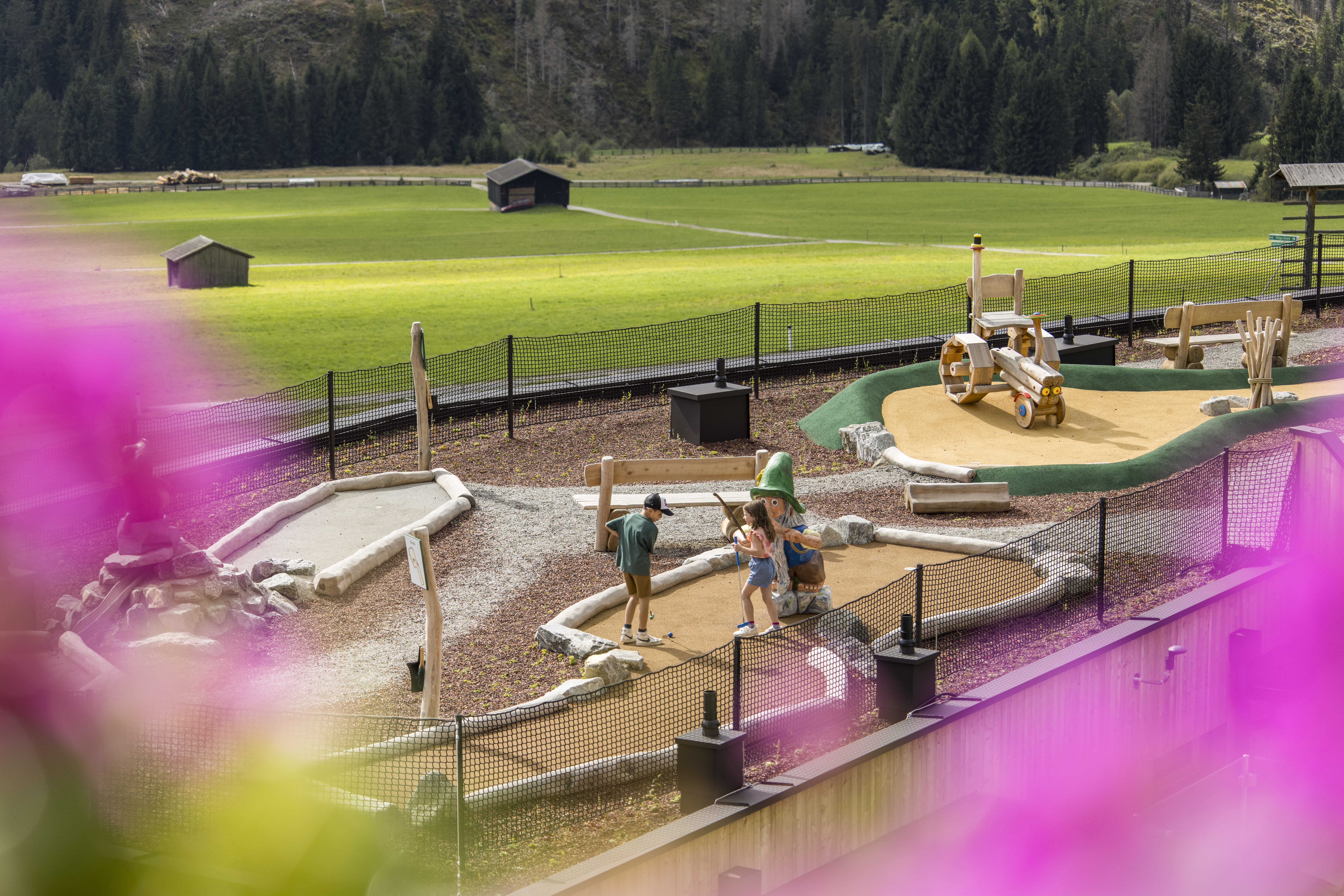 Kinderhotel: Minigolf - Almfamilyhotel Scherer****s - Familotel TIROL - Spielen | Entdecken