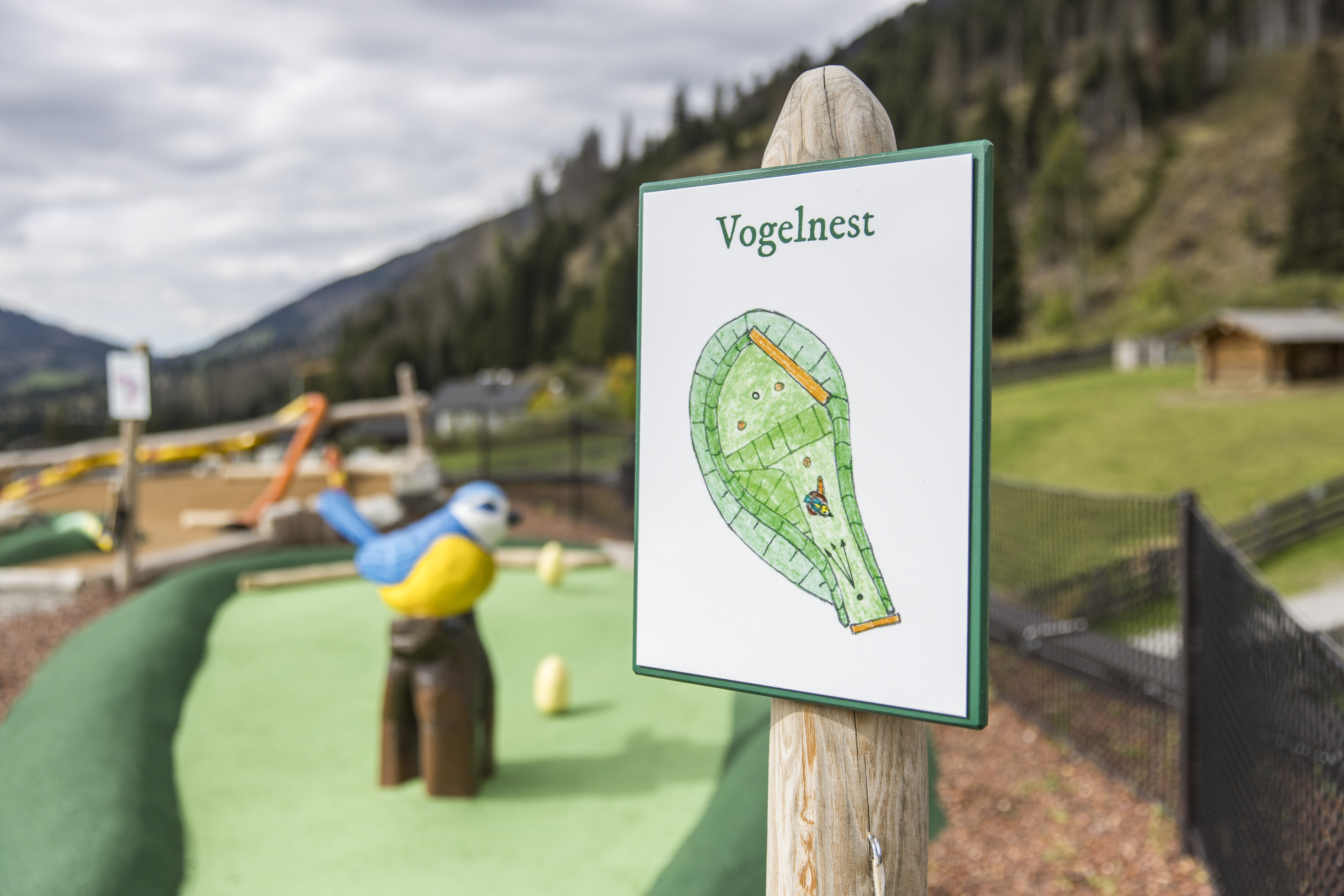 Kinderhotel: Minigolf. Aussicht. Bergblick. - Almfamilyhotel Scherer****s - Familotel TIROL - Spielen | Entdecken
