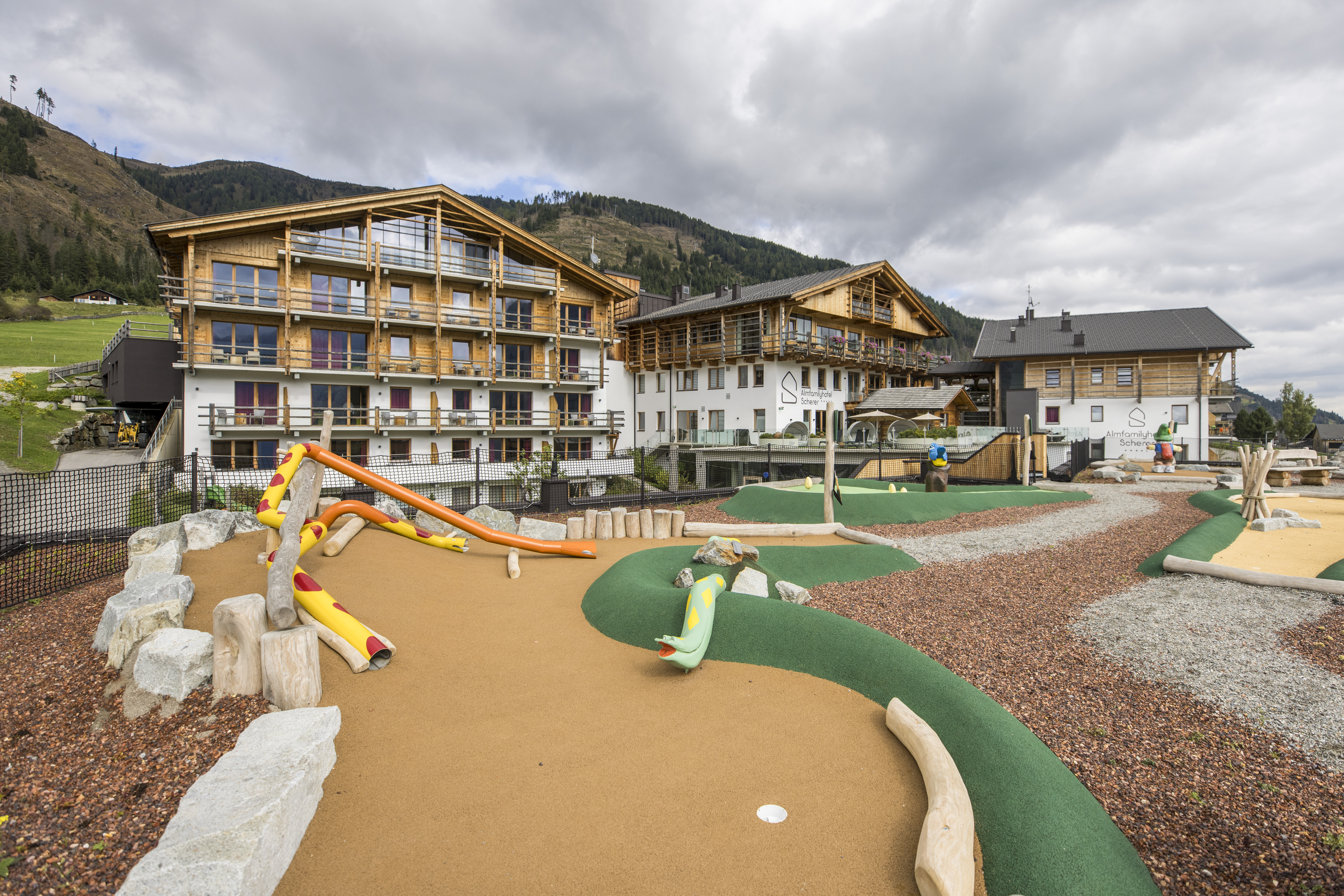 Kinderhotel: Minigolf - Almfamilyhotel Scherer****s - Familotel TIROL - Hotel | Umgebung, Spielen | Entdecken