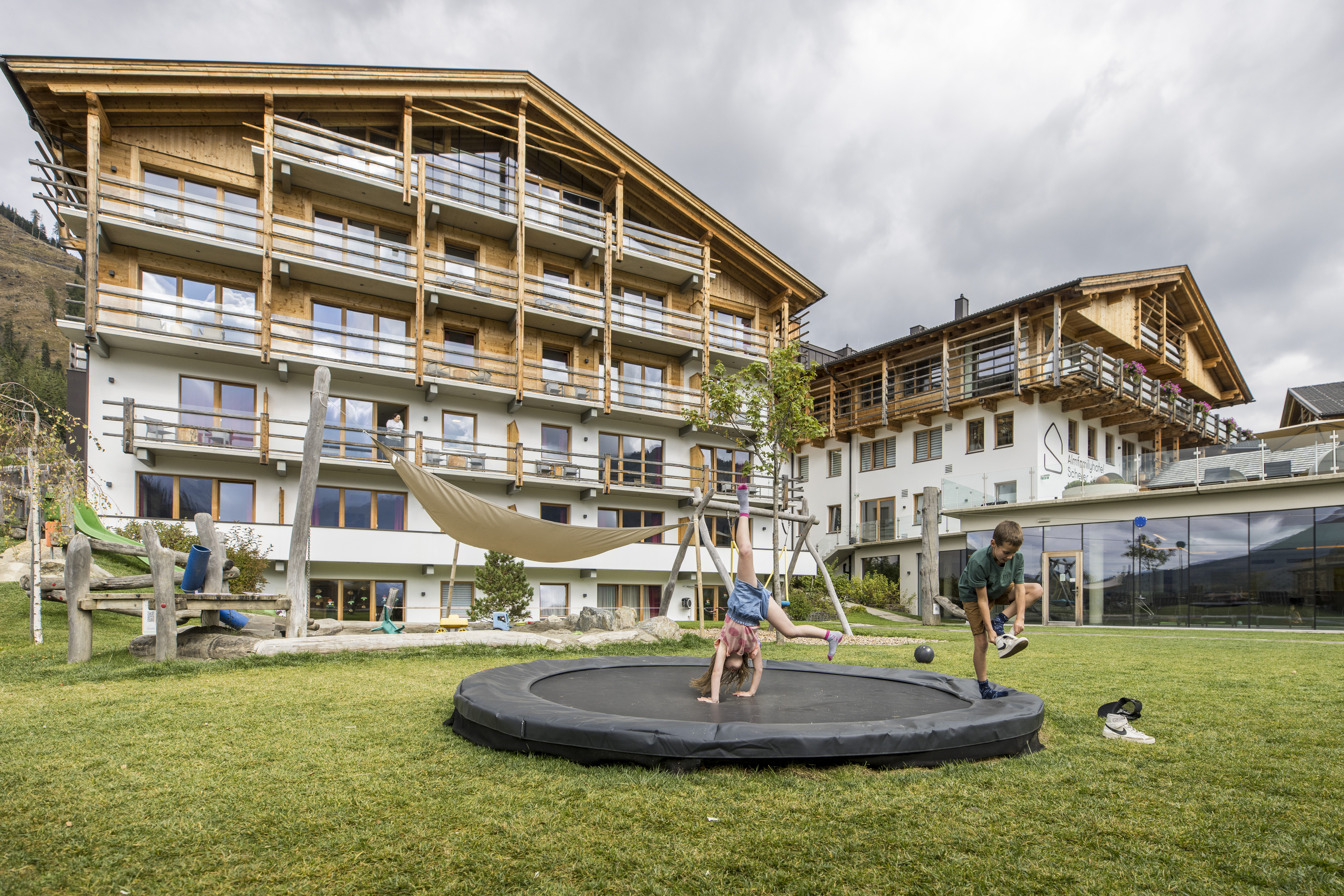 Kinderhotel: Außenspielplatz - Almfamilyhotel Scherer****s - Familotel TIROL - Hotel | Umgebung, Spielen | Entdecken