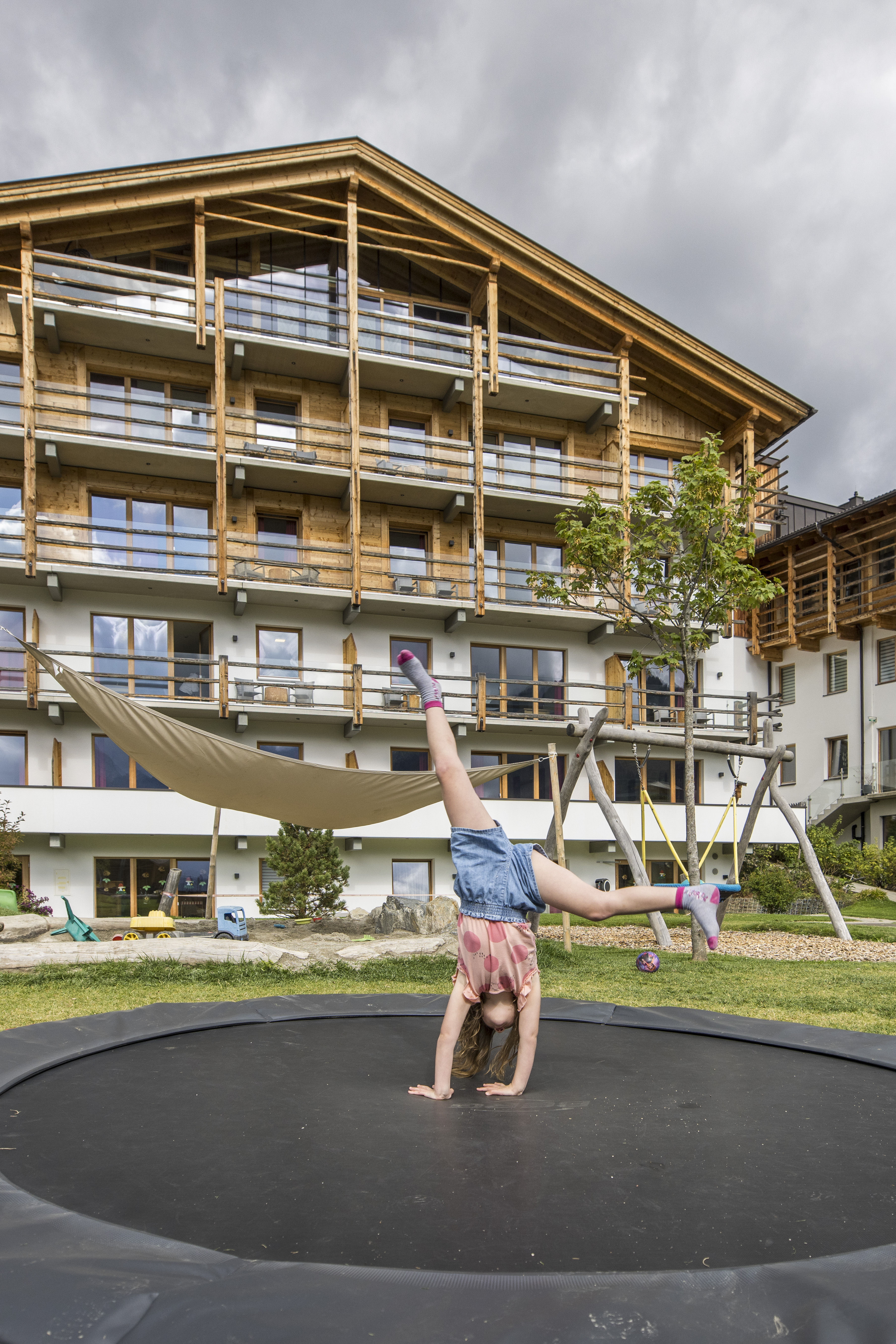 Kinderhotel: Trampolin - Almfamilyhotel Scherer****s - Familotel TIROL - Hotel | Umgebung, Spielen | Entdecken