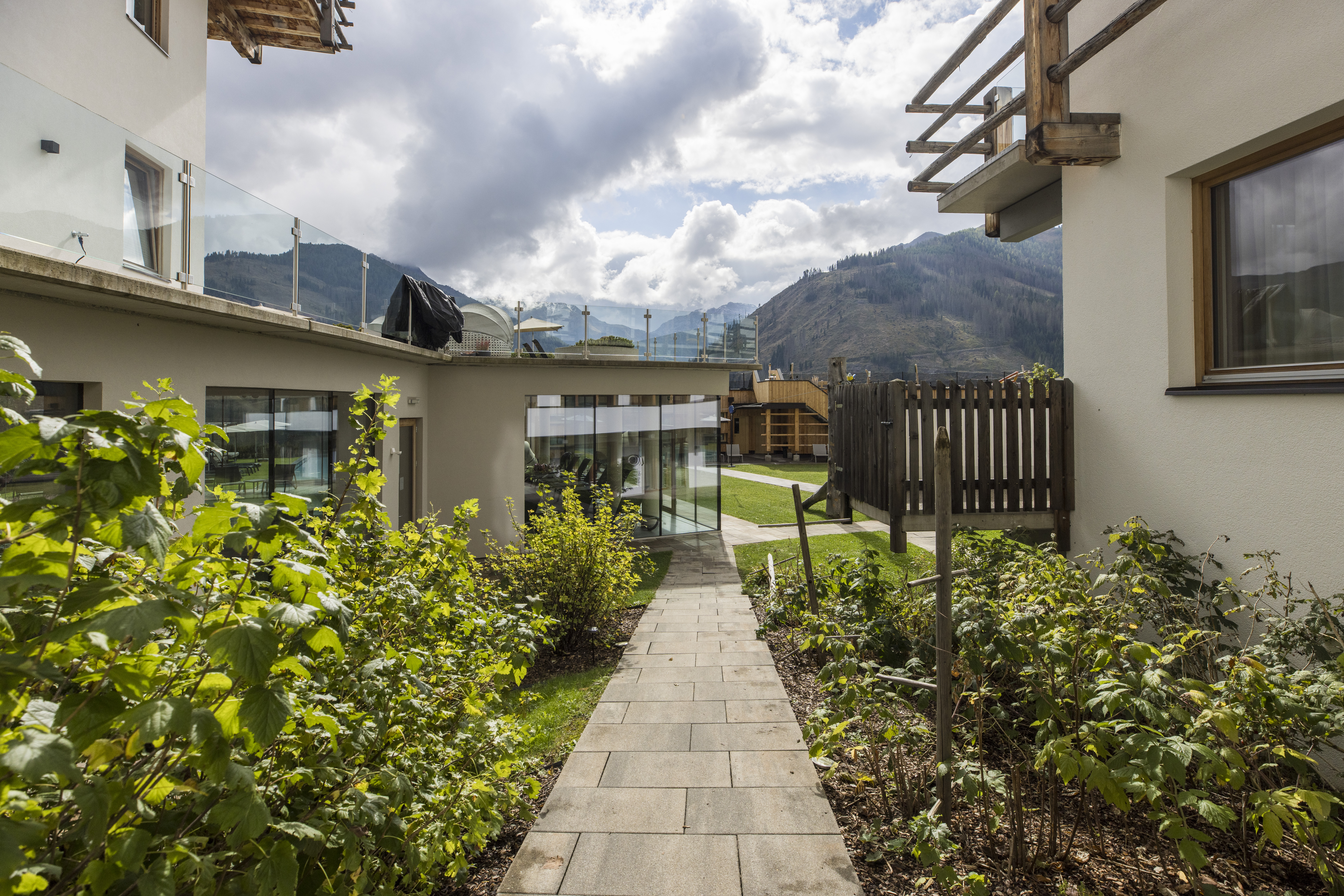 Kinderhotel: Garten  - Almfamilyhotel Scherer****s - Familotel TIROL - Hotel | Umgebung