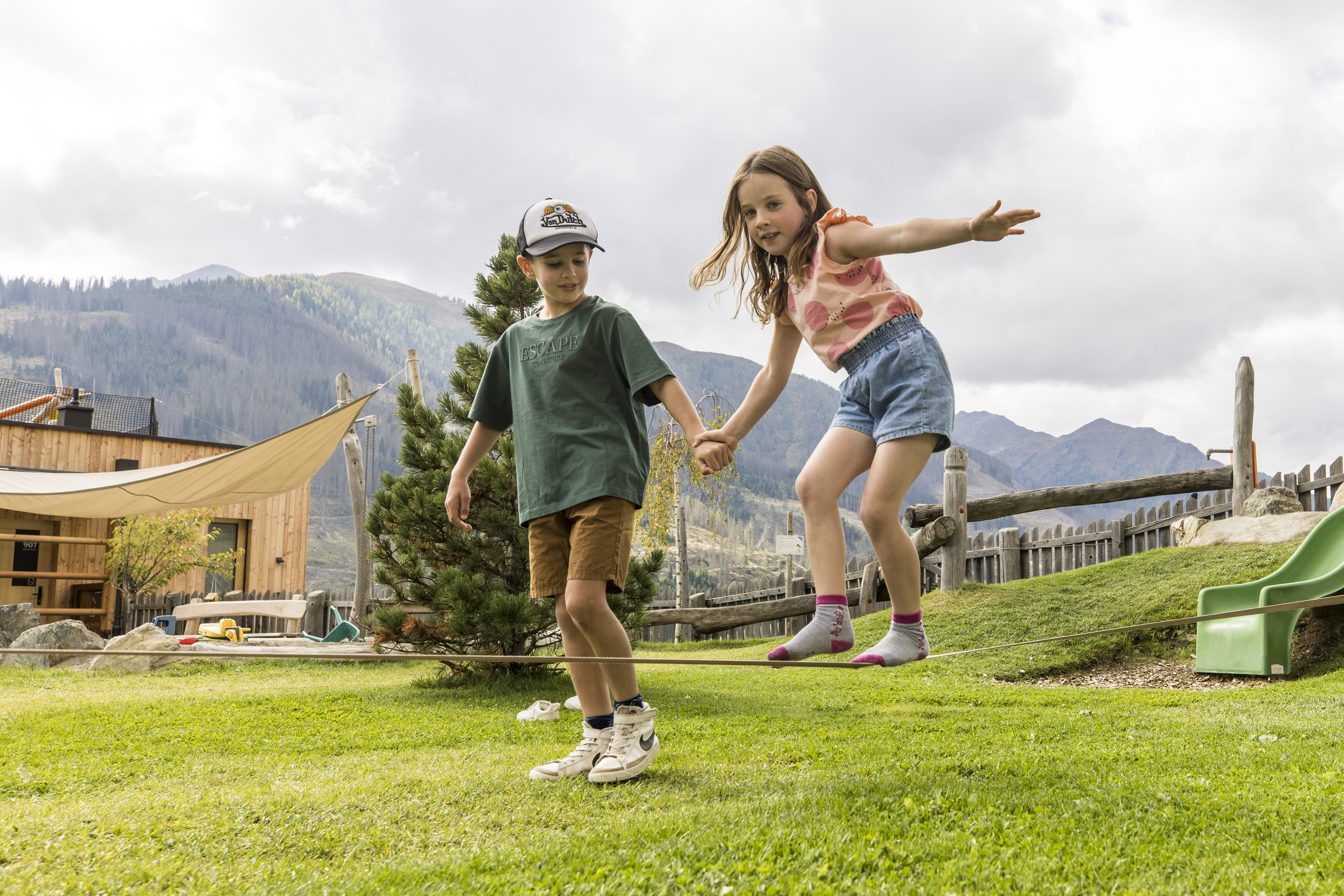 Kinderhotel: Garten. Spielplatz - Almfamilyhotel Scherer****s - Familotel TIROL - Spielen | Entdecken
