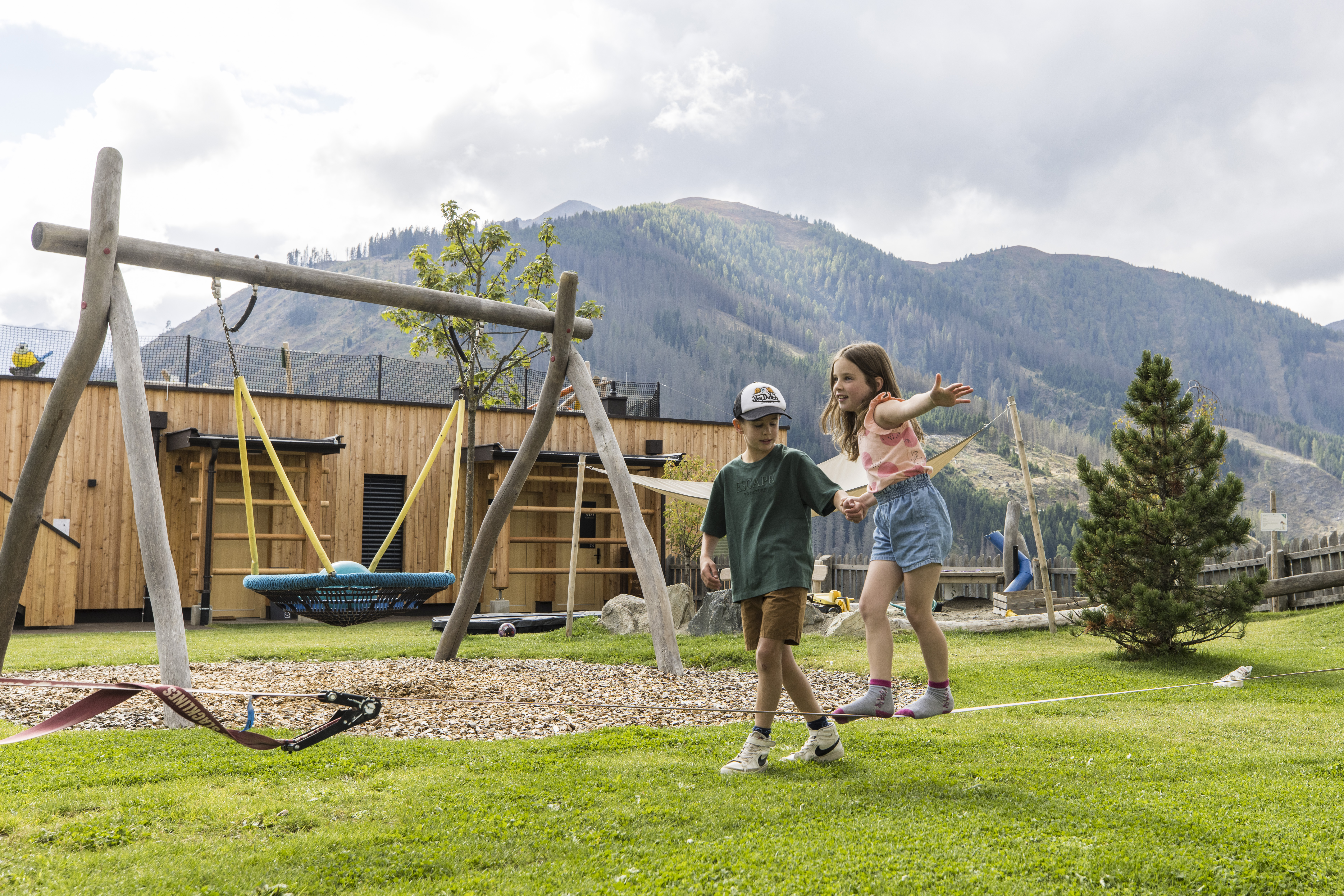 Kinderhotel: Garten. Spielplatz - Almfamilyhotel Scherer****s - Familotel TIROL - Spielen | Entdecken