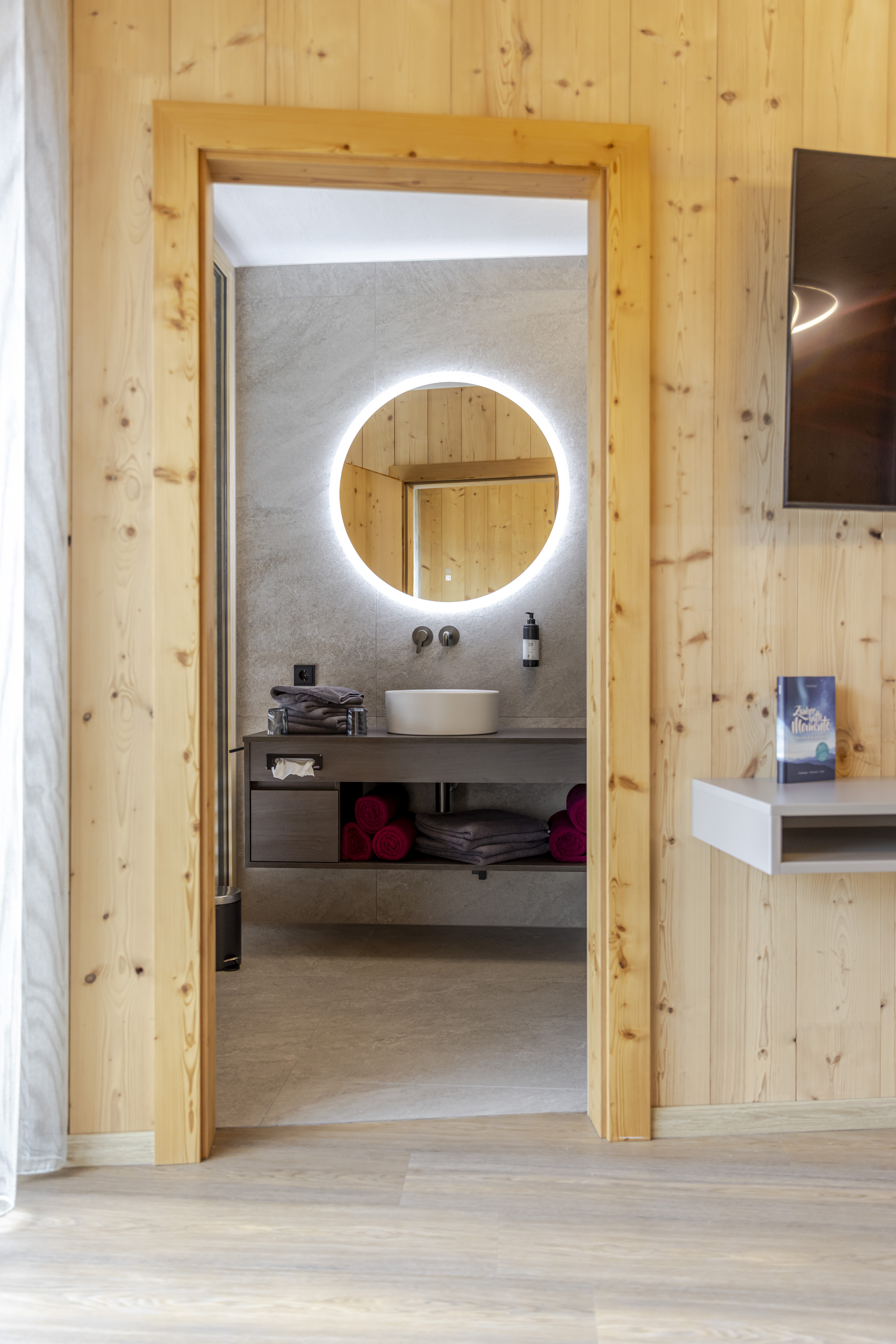 Kinderhotel: Badezimmer. Gartensuite - Almfamilyhotel Scherer****s - Familotel TIROL - Wohnen | Schlafen