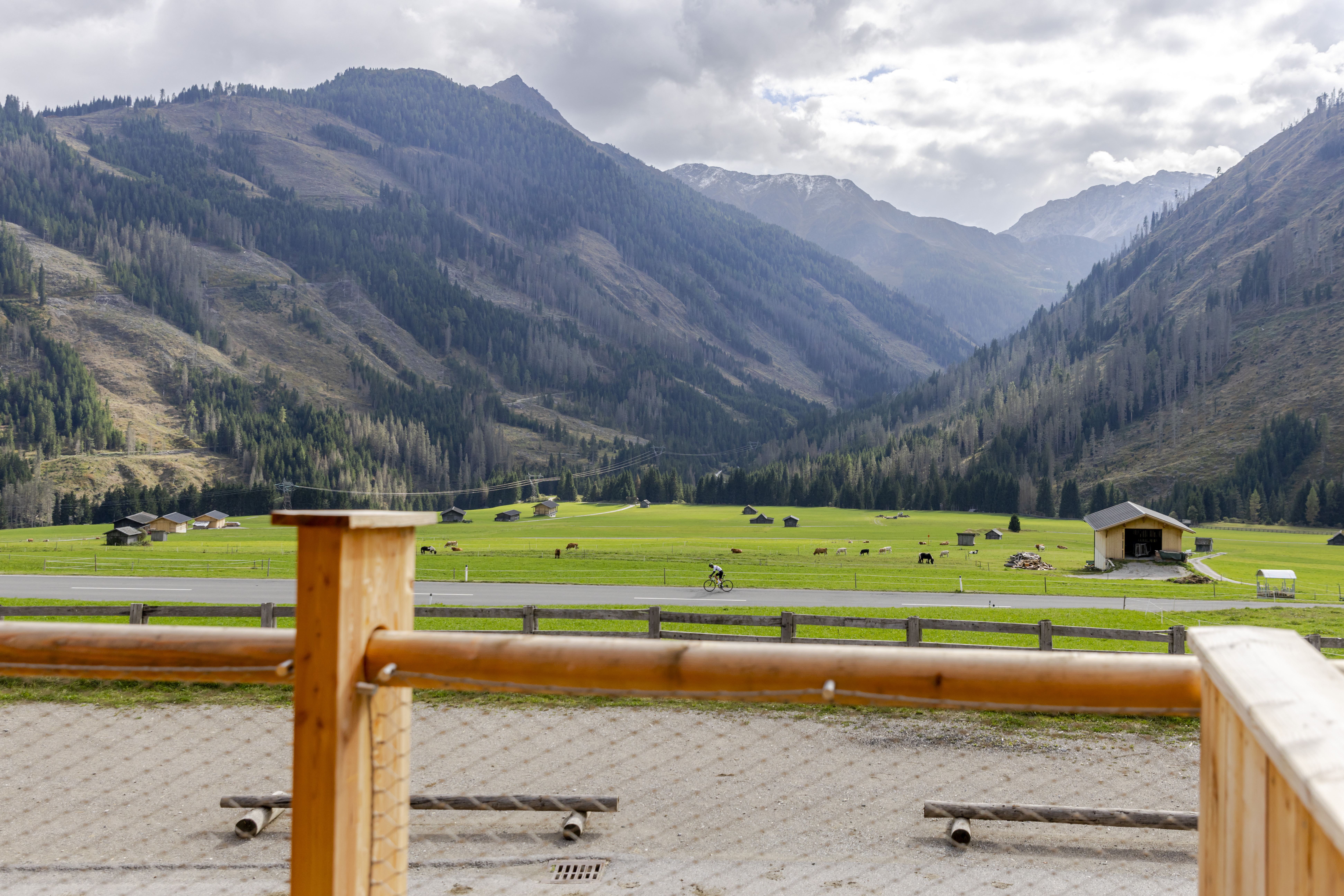 Kinderhotel: Ausblick. Gartensuite. - Almfamilyhotel Scherer****s - Familotel TIROL - Hotel | Umgebung, Wohnen | Schlafen