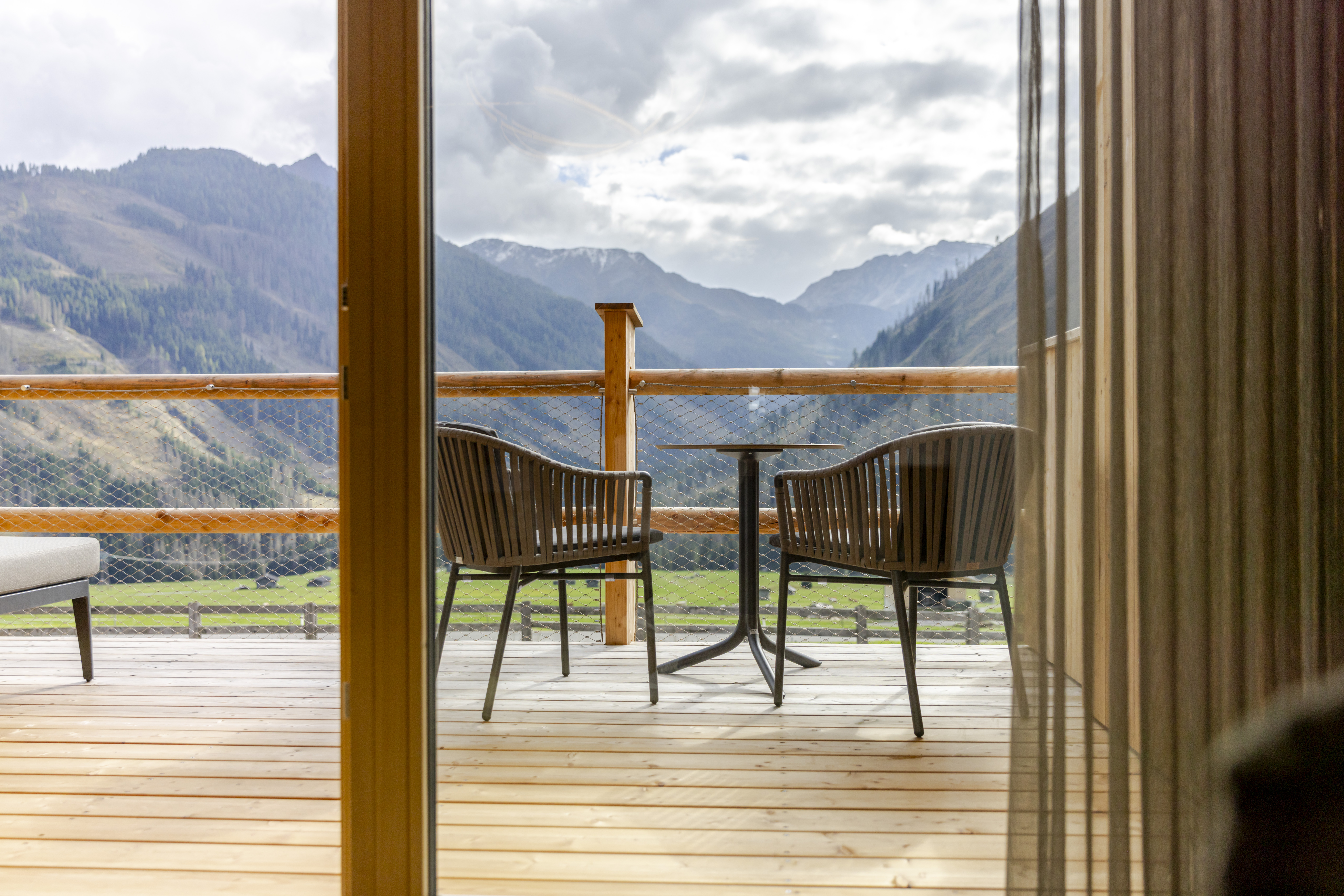 Kinderhotel: Ausblick. gartensuite. - Almfamilyhotel Scherer****s - Familotel TIROL - Wohnen | Schlafen