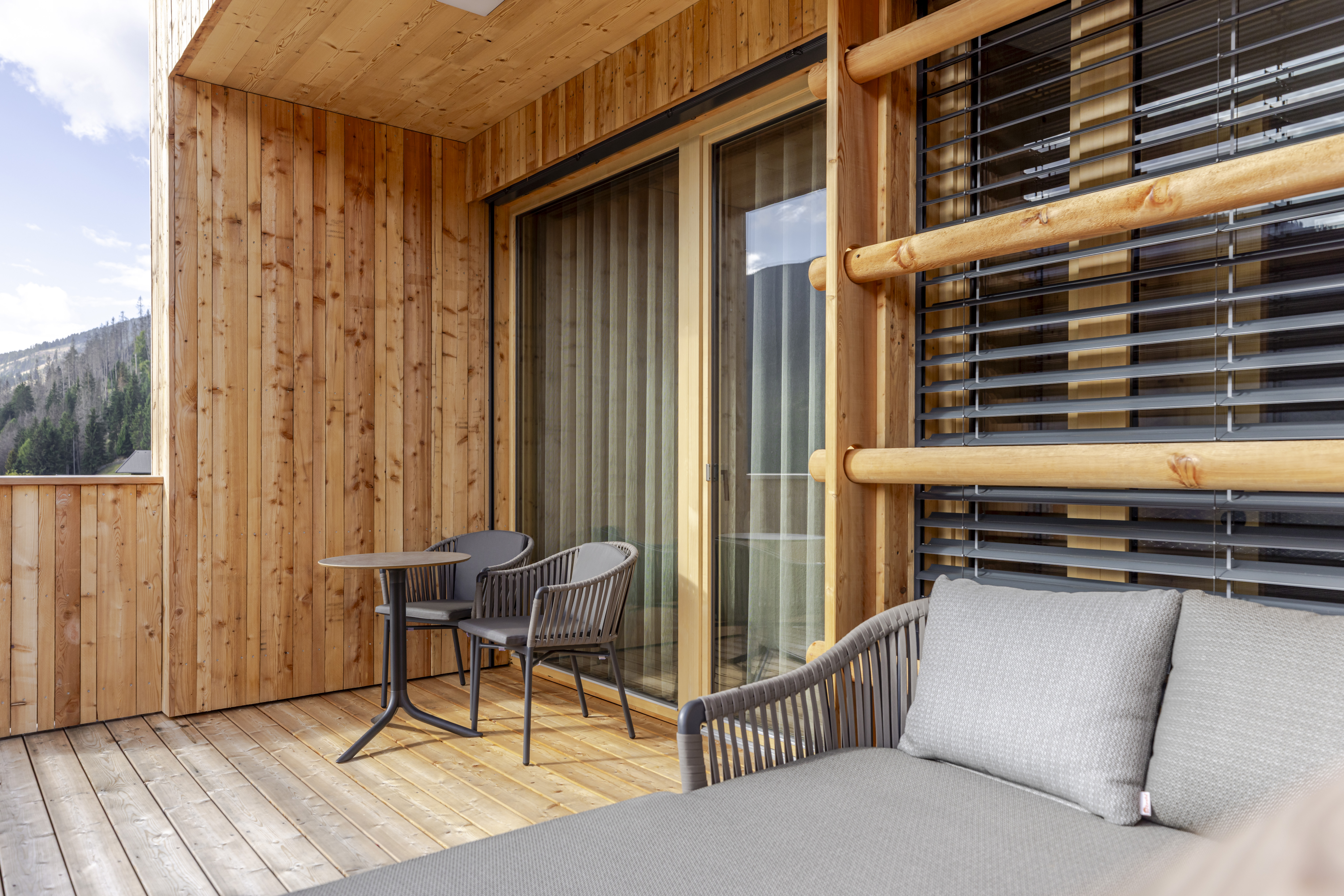 Kinderhotel: Gartensuite. Balkon. - Almfamilyhotel Scherer****s - Familotel TIROL - Wohnen | Schlafen