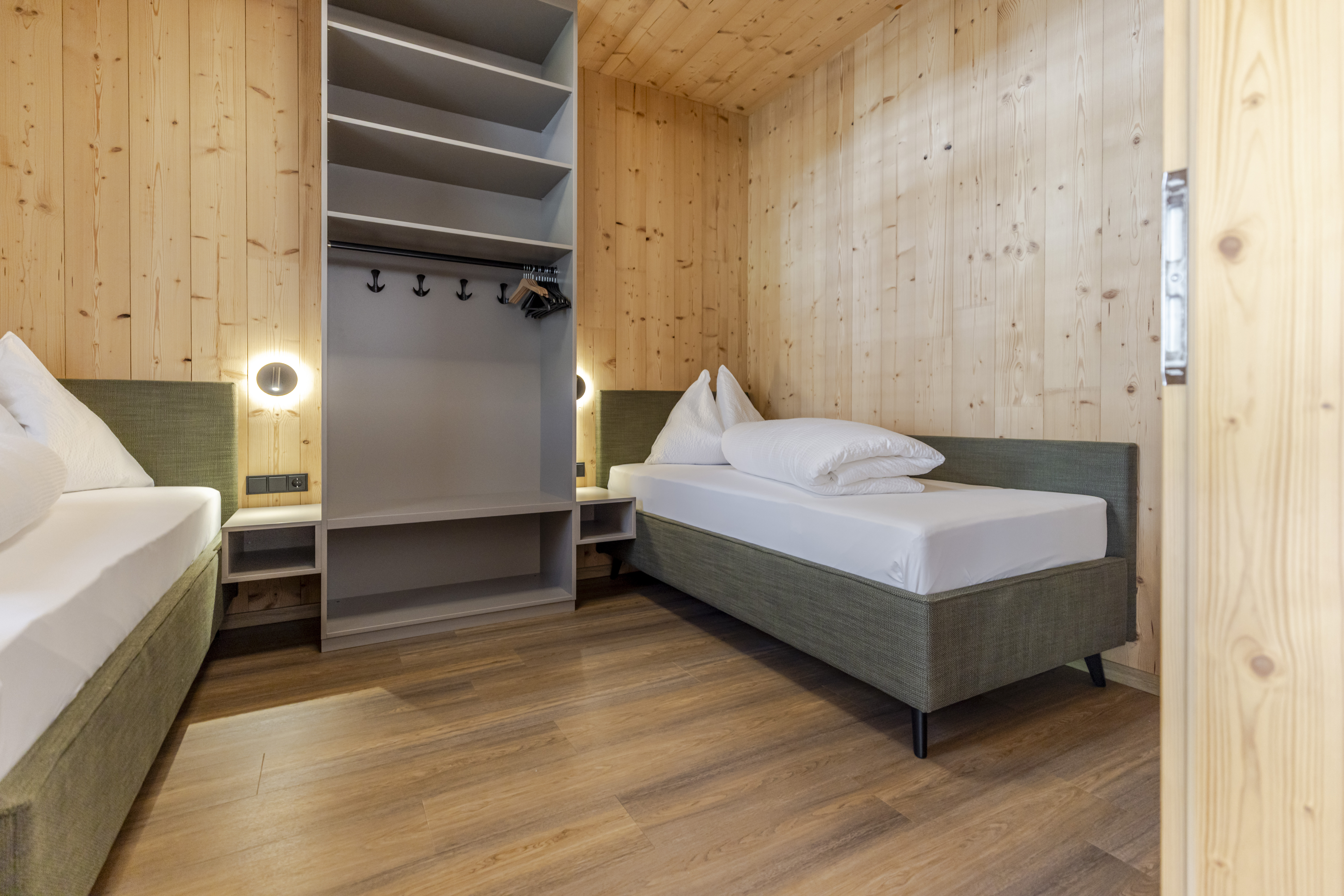 Kinderhotel: Gartensuite. Kinderzimmer. - Almfamilyhotel Scherer****s - Familotel TIROL - Wohnen | Schlafen