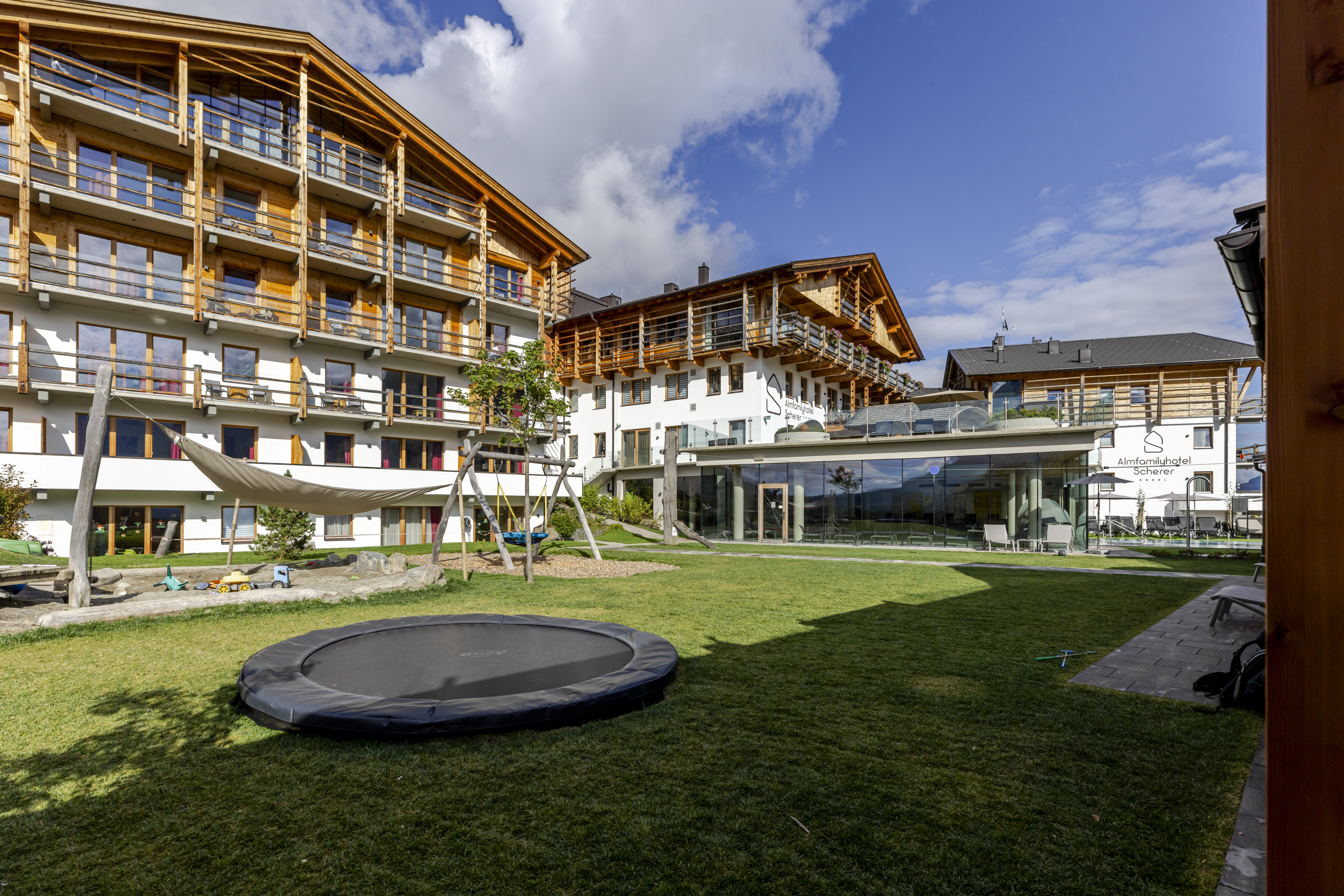 Kinderhotel: Außenspielplatz. Außenansicht. - Almfamilyhotel Scherer****s - Familotel TIROL - Hotel | Umgebung, Spielen | Entdecken