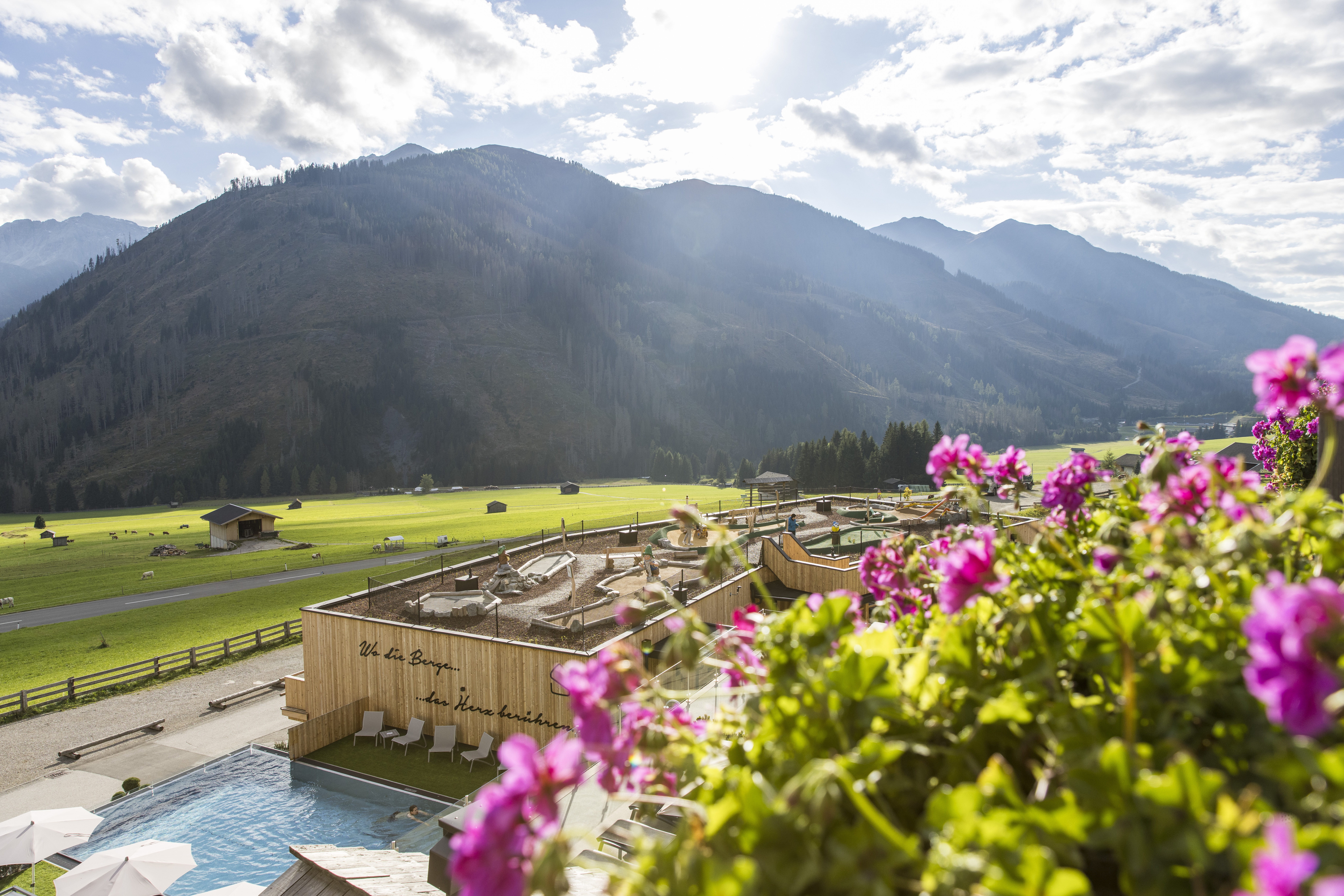 Kinderhotel: Ausblick. Sommer - Almfamilyhotel Scherer****s - Familotel TIROL - Hotel | Umgebung