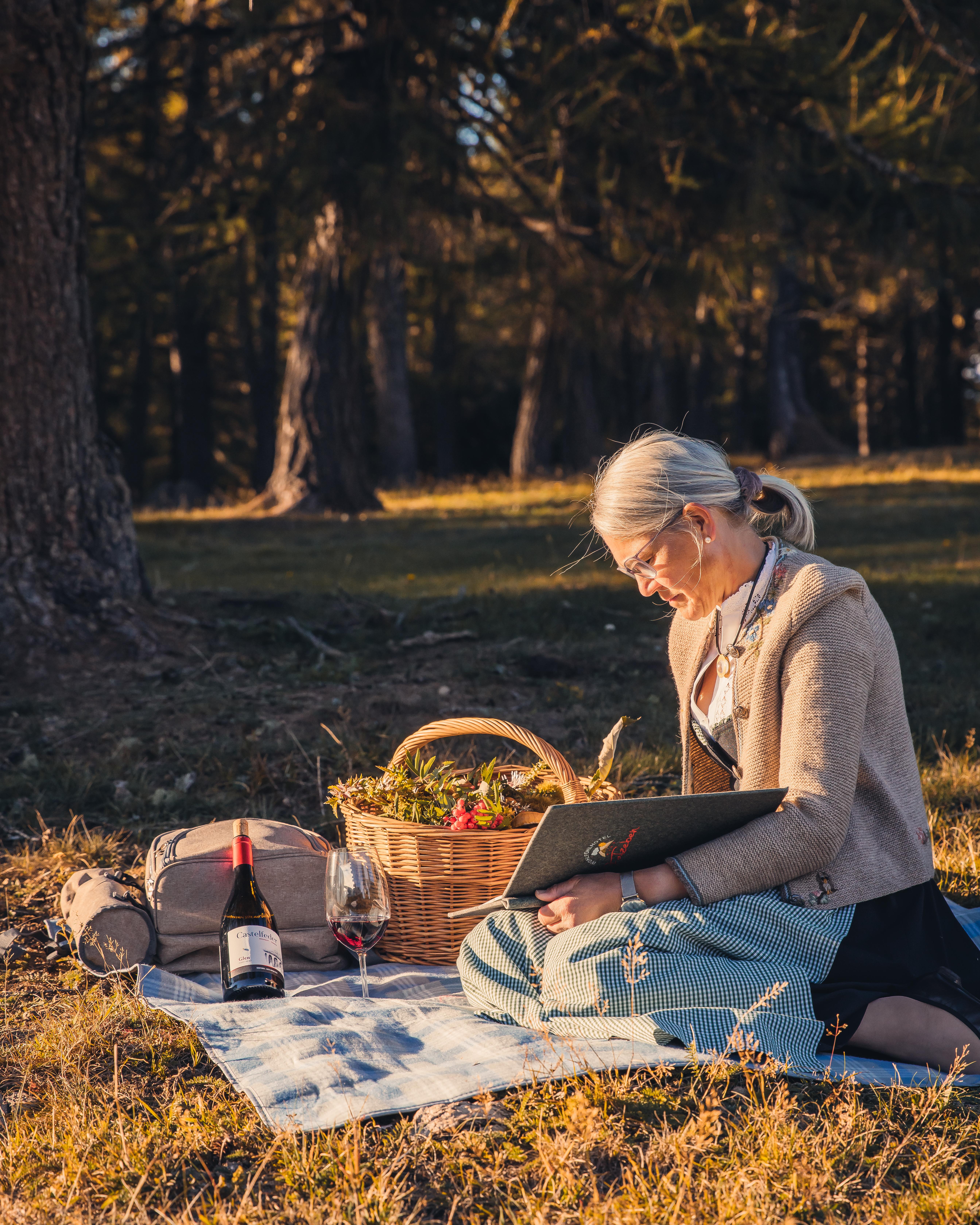 Kinderhotel: Gastgeberin Monika in herbstlicher Idylle - Wohlfühlhotel Falzeben - Hotel | Umgebung