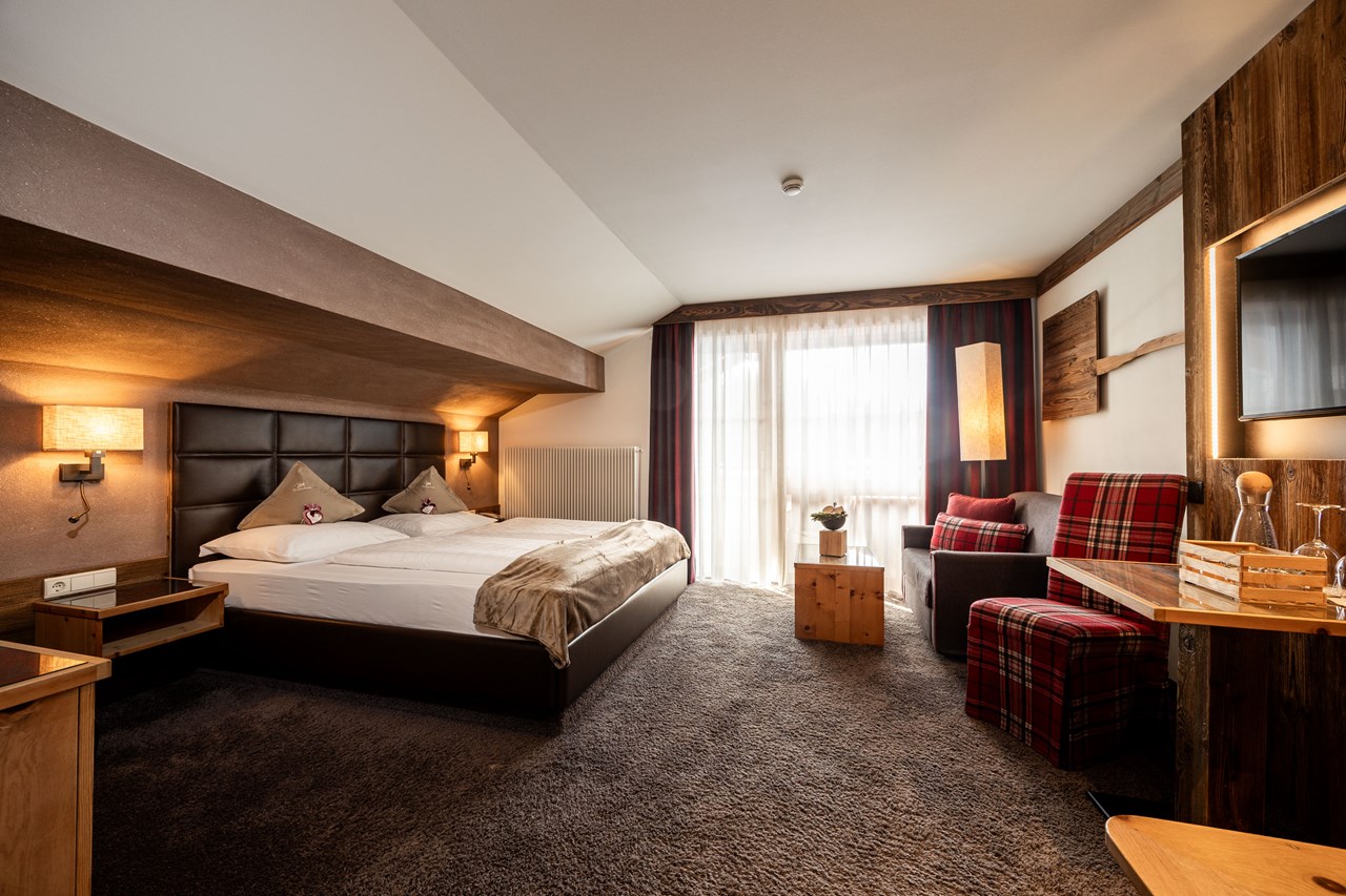 Wohlfühlhotel Falzeben Zimmerkategorien Kaminzimmersuite mit Luis Trenker Infrarotkabine