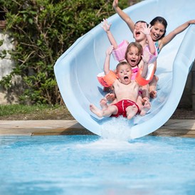Kinderhotel: Familypool mit Wasserrutsche - Stroblhof Active Family Spa Resort