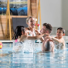 Kinderhotel: Indoor- Familypool - Stroblhof Active Family Spa Resort