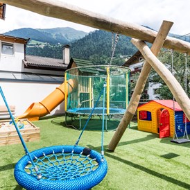 Kinderhotel: Miniclub außen - Stroblhof Active Family Spa Resort
