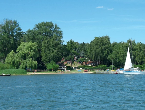 Kinderhotel: Ferienhäuser mit Blick auf den Plauer See - Ferienpark Heidenholz